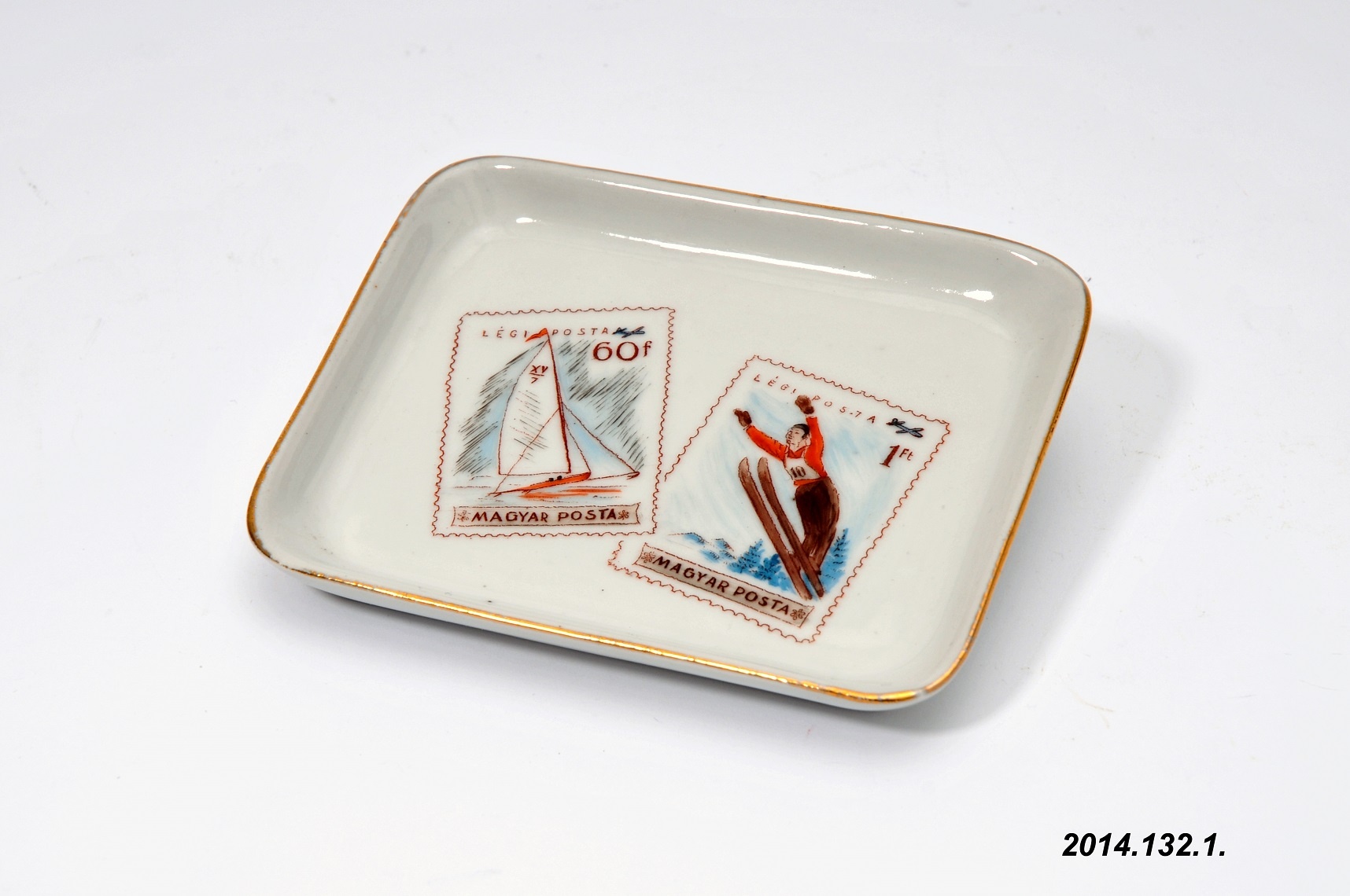 Porcelán hamutál, dísztárgy, Magyar Posta felirattal, Aquincum Porcelángyár terméke (Óbudai Múzeum CC BY-NC-SA)