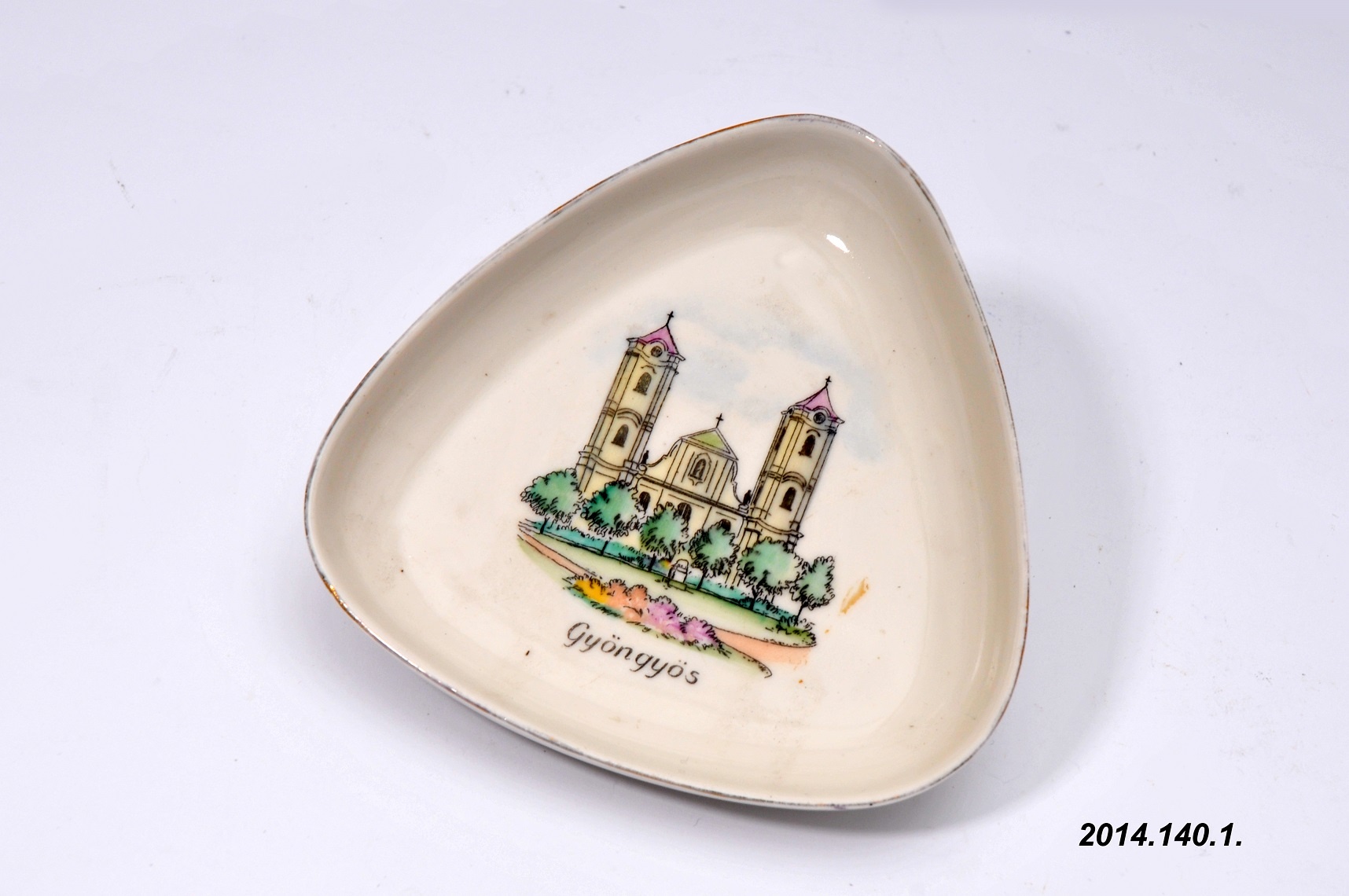 Porcelán hamutál, Gyöngyös felirattal, dísztárgy, Aquincum Porcelángyár terméke (Óbudai Múzeum CC BY-NC-SA)