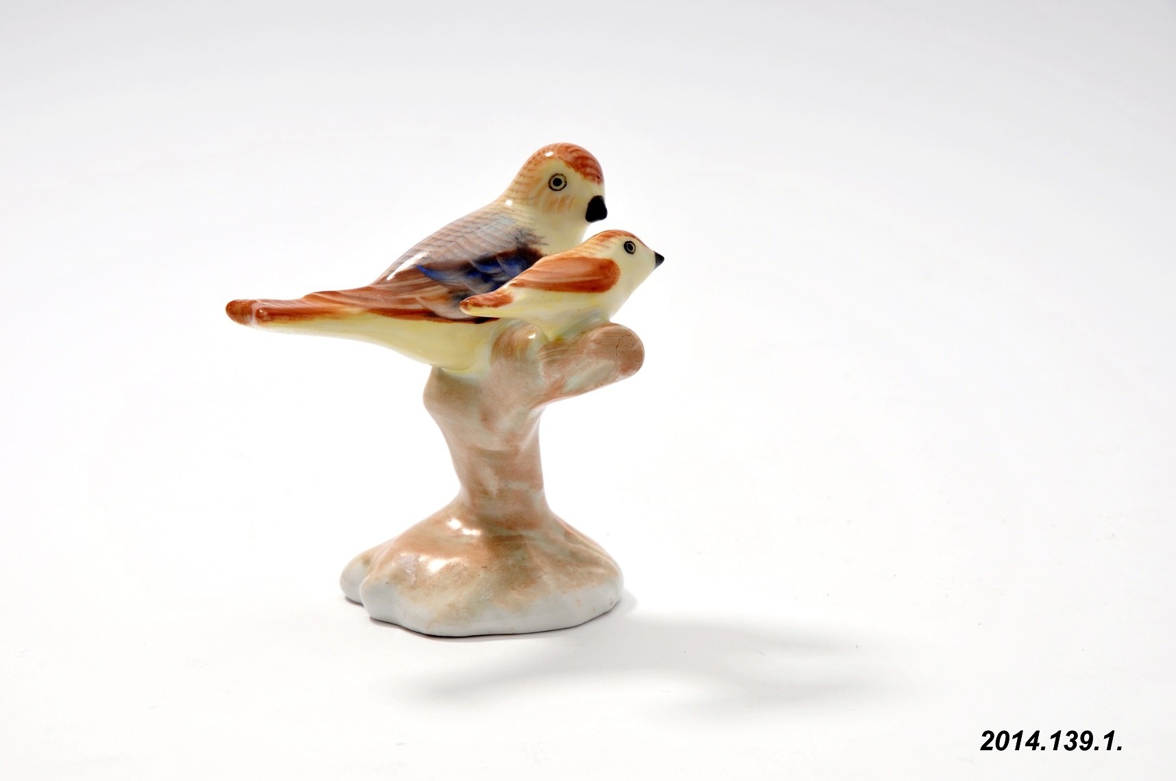 Porcelán kismadarak faágon, dísztárgy, Aquincum Porcelángyár terméke (Óbudai Múzeum CC BY-NC-SA)