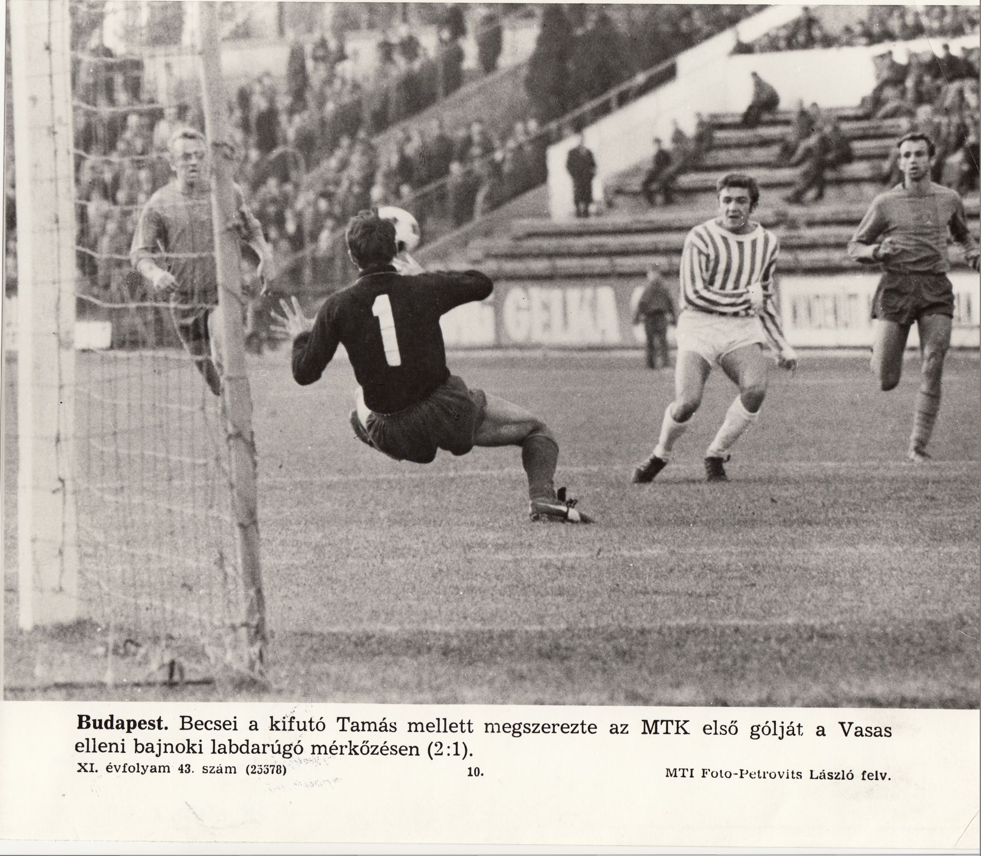 Fekete-fehér fénykép, Bajnoki labdarúgó mérkőzés (Angyalföldi Helytörténeti Gyűjtemény CC BY-NC-SA)