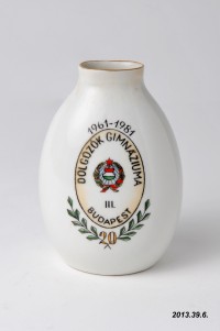Porcelán emlékváza, Dolgozók Gimnáziuma 1961-1981, Aquincum Porcelángyár terméke