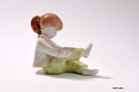 Porcelán dísztárgy, öltöző kislány, Aquincum Porcelángyár terméke