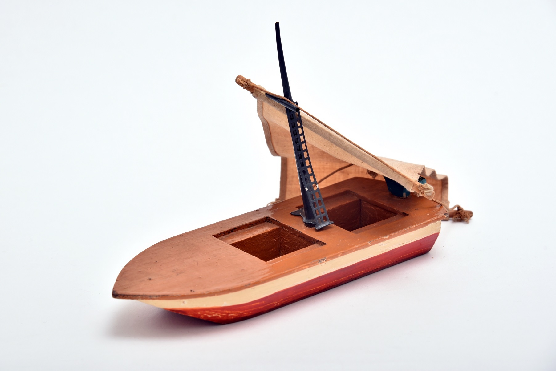 Játék vitorláshajó, fából (Óbudai Múzeum CC BY-NC-SA)