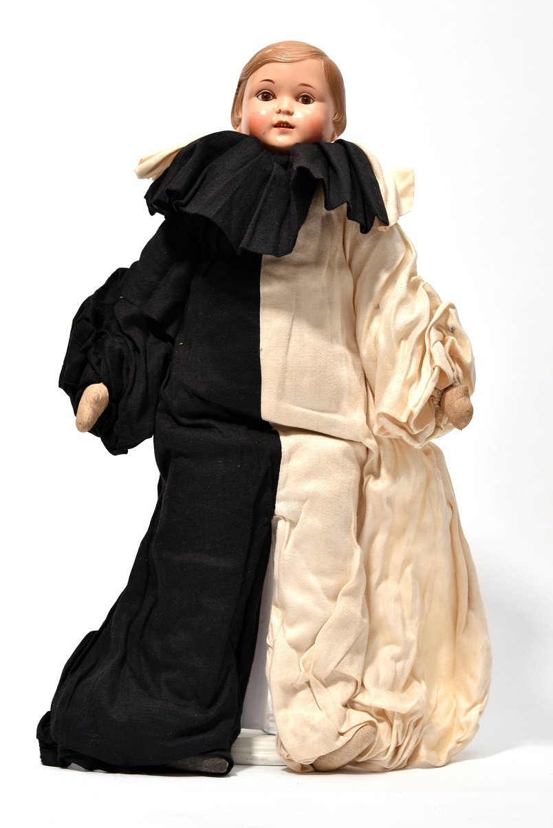 Baba, fekete-fehér bohócruhában (Óbudai Múzeum CC BY-NC-SA)