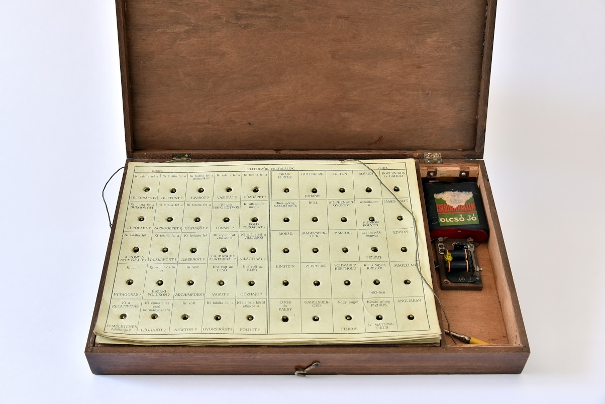Elektromos oktató játék, fa dobozával (Óbudai Múzeum CC BY-NC-SA)