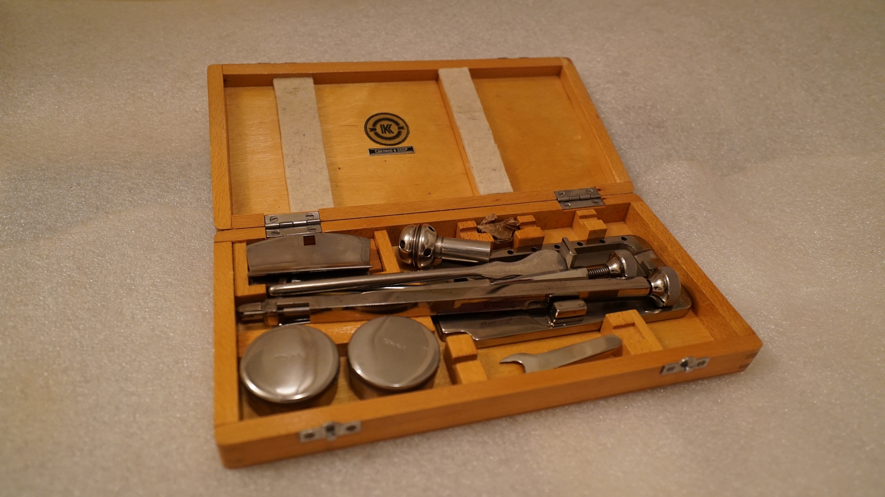 Gyomor- és bélvarró gép (Sziklakórház Atombunker Múzeum CC BY-NC-SA)