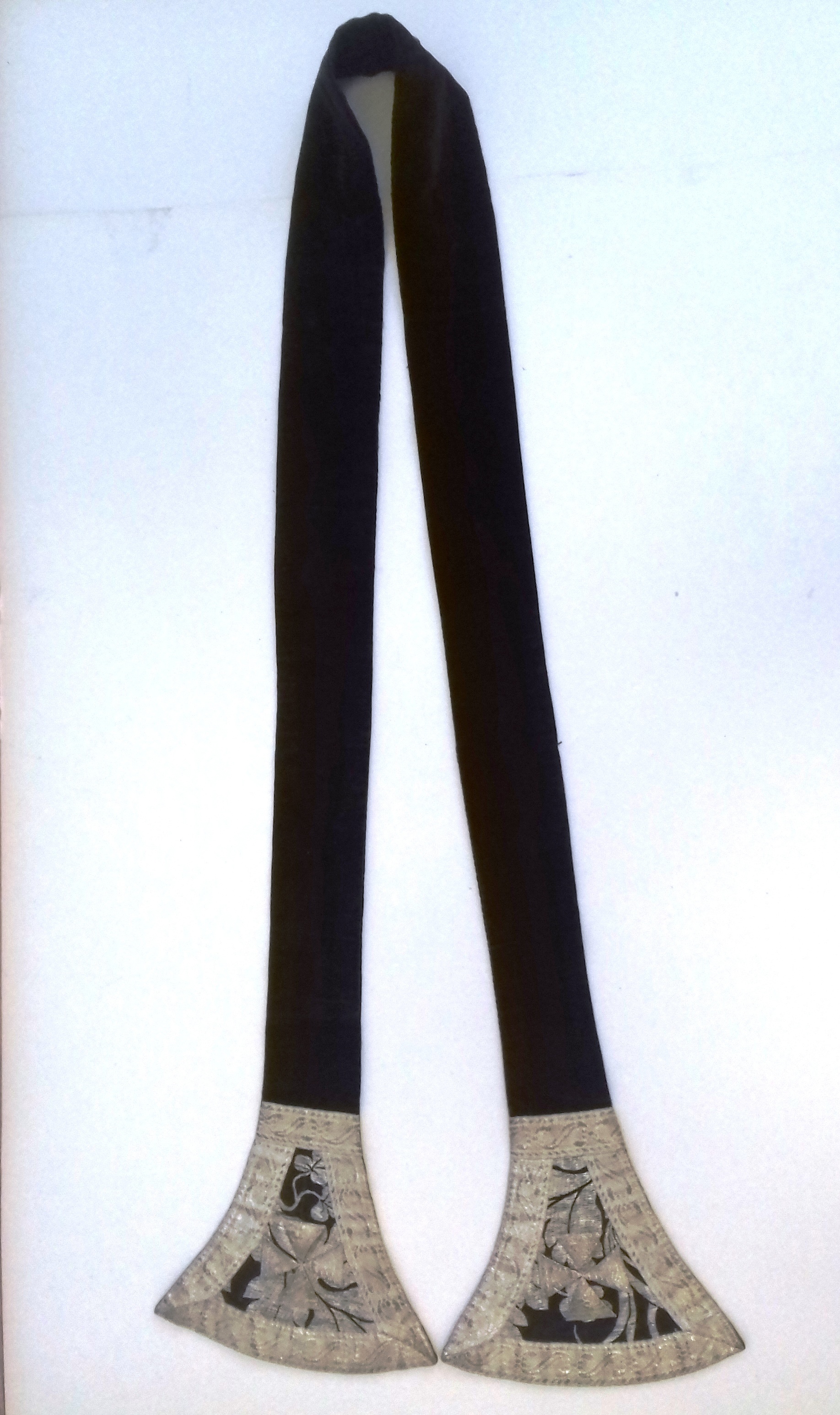 Stóla - a keresztmotívum nélküli indás kazulához (Nemzeti Örökség Intézete – Kegyeleti Múzeum CC BY-NC-SA)