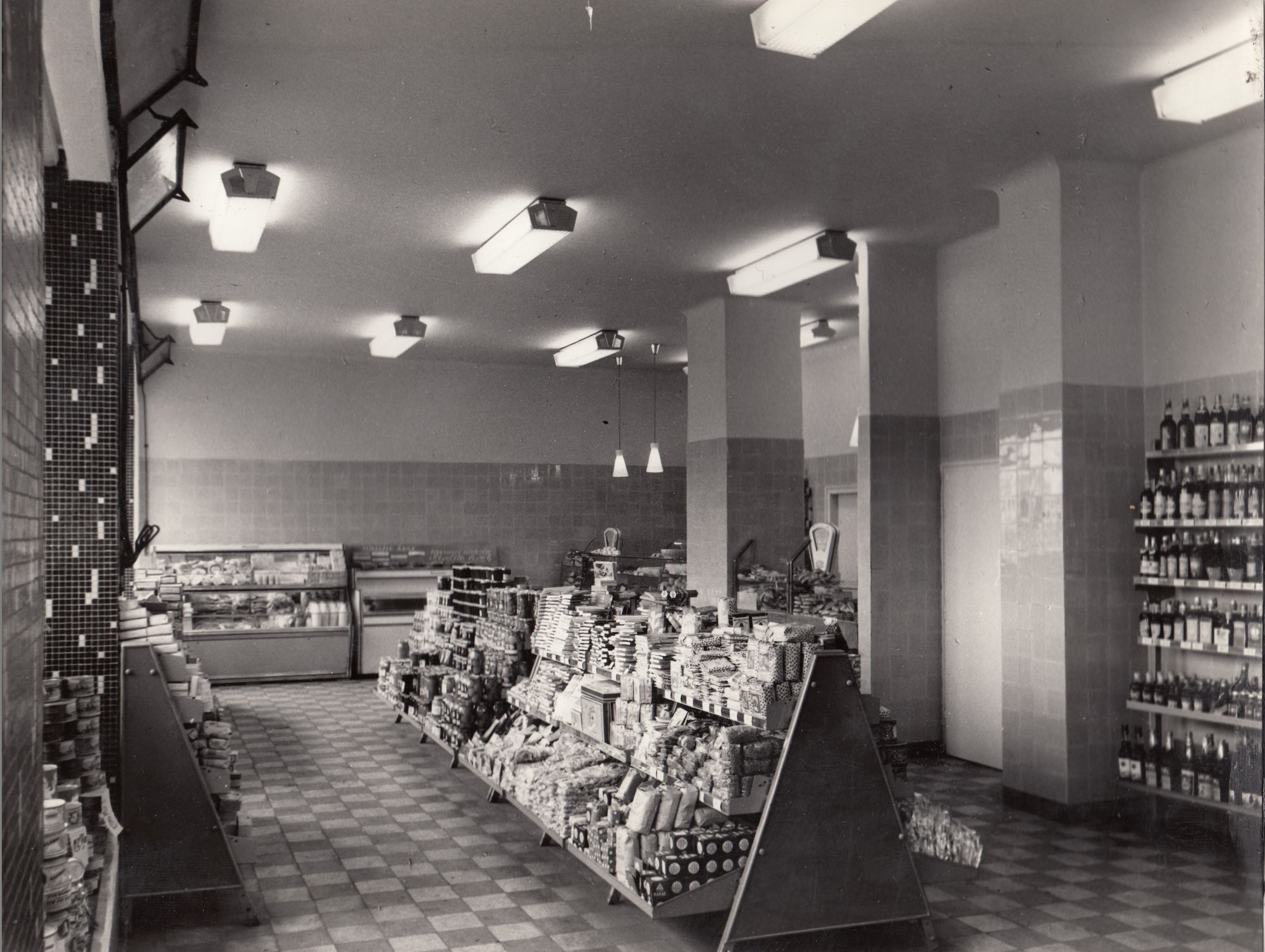 Fekete-fehér fénykép, Váci út 134 bolt belső részlete (Angyalföldi Helytörténeti Gyűjtemény CC BY-NC-SA)
