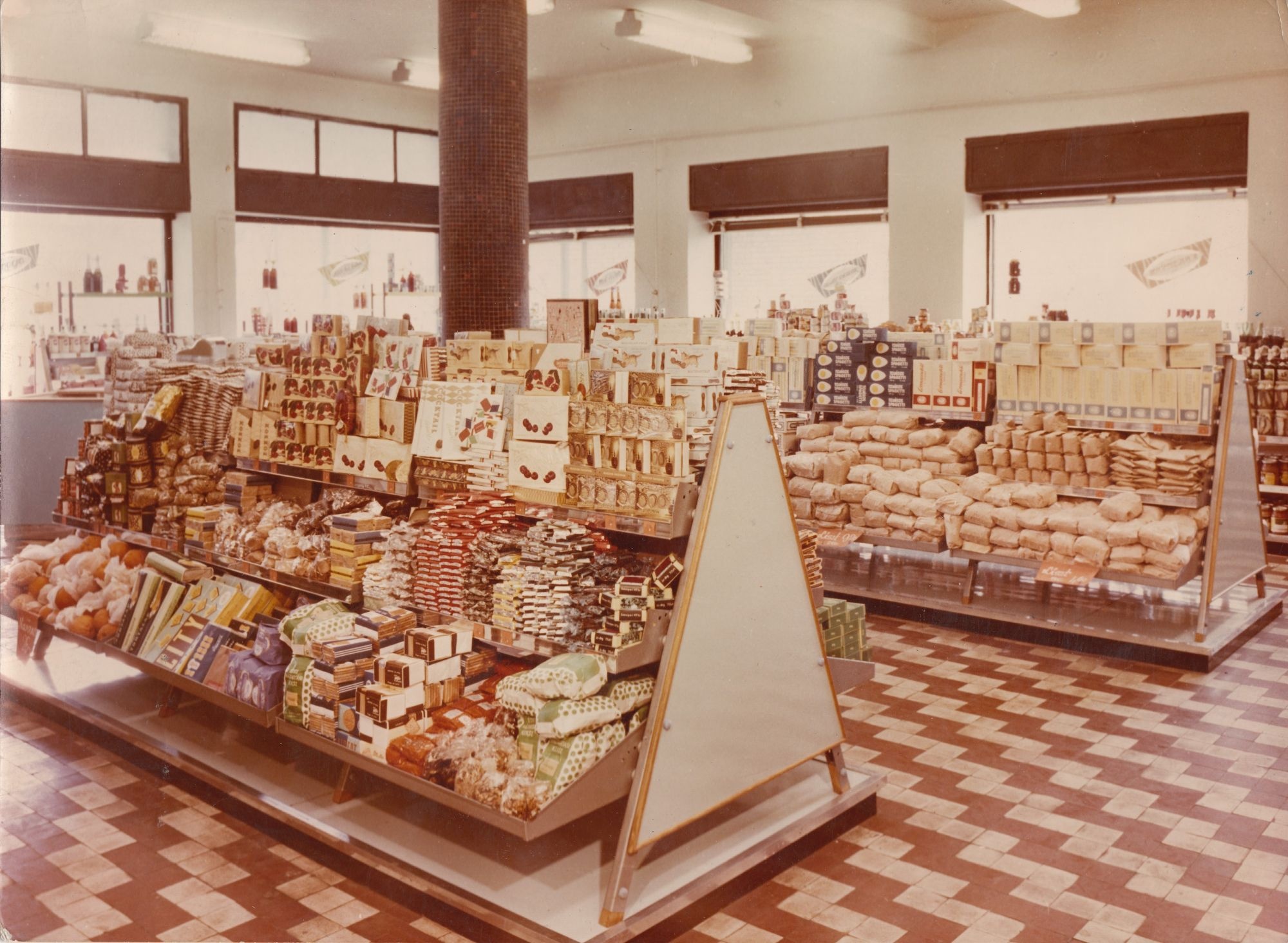 színes fénykép, Váci út 88 bolt belseje (Angyalföldi Helytörténeti Gyűjtemény CC BY-NC-SA)