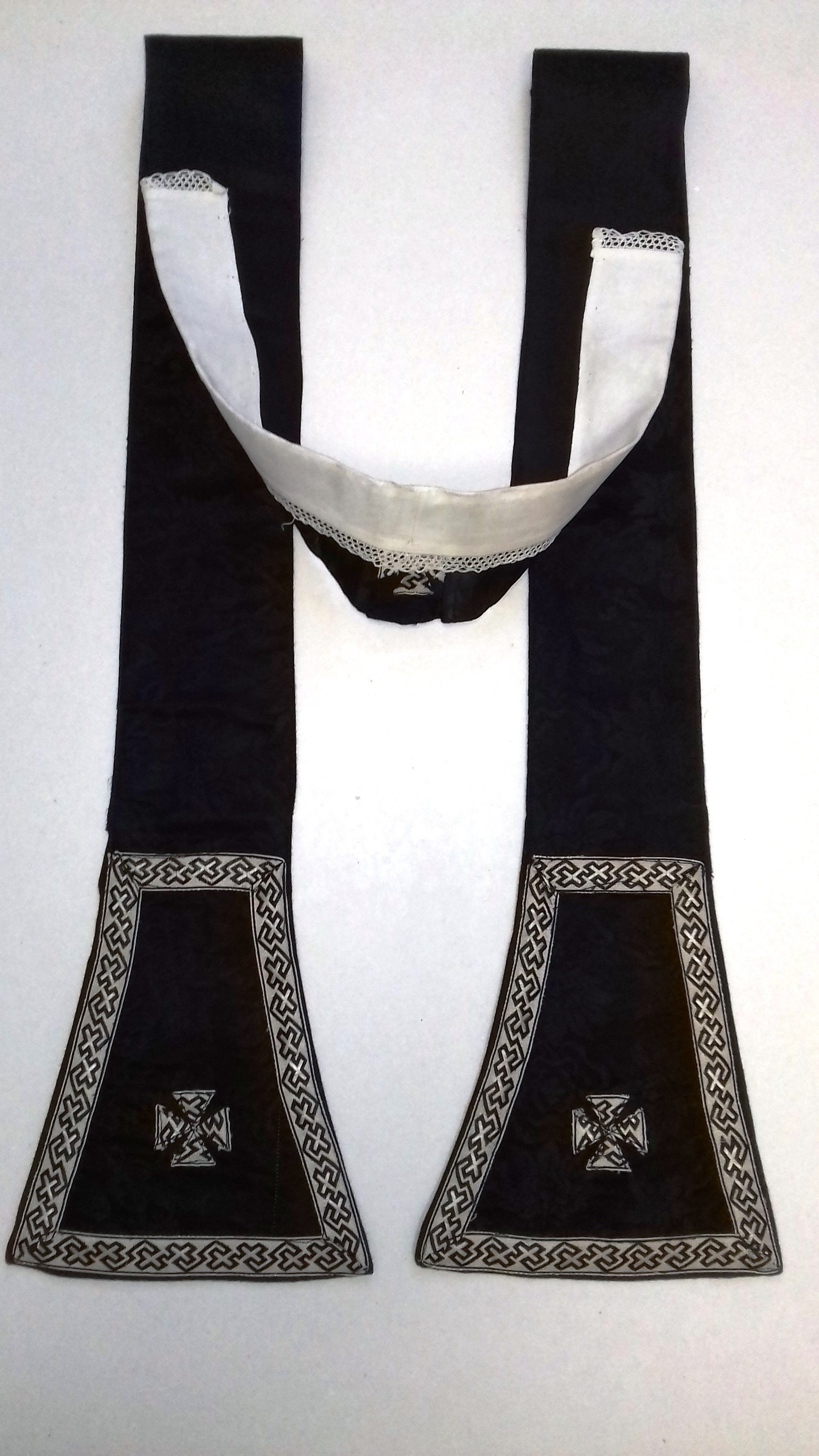 Stóla  - a geometrikus paszománydíszes kazulához (Nemzeti Örökség Intézete – Kegyeleti Múzeum CC BY-NC-SA)