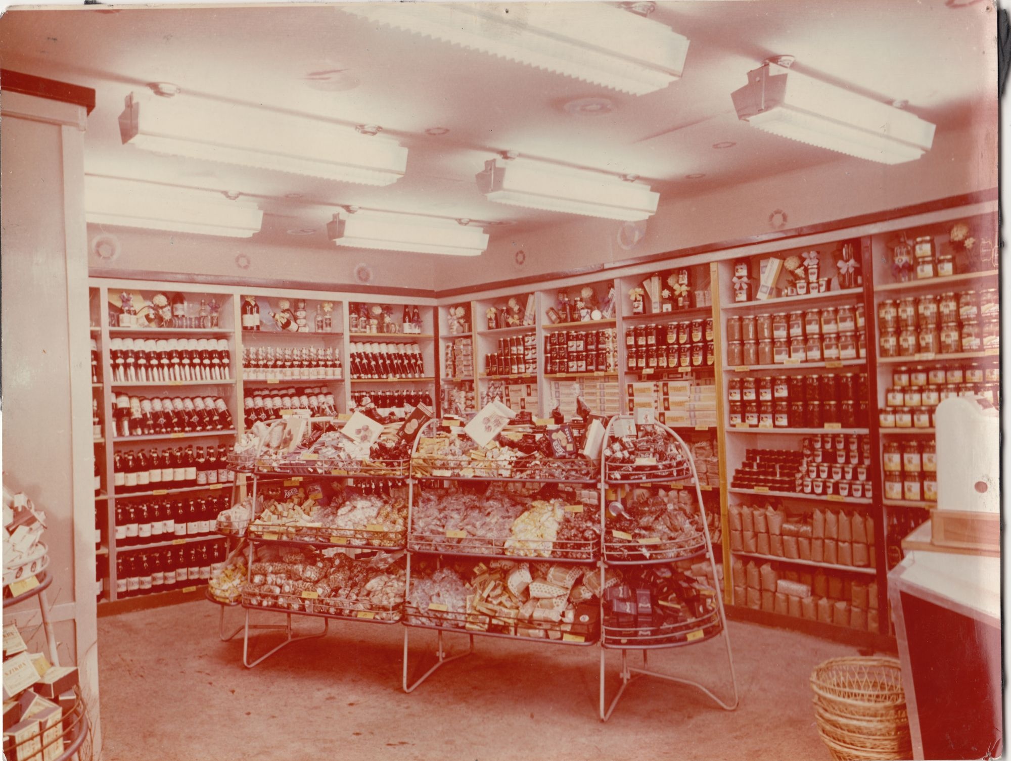 színes fénykép, Mauthner Sándor utcai bolt belseje (Angyalföldi Helytörténeti Gyűjtemény CC BY-NC-SA)