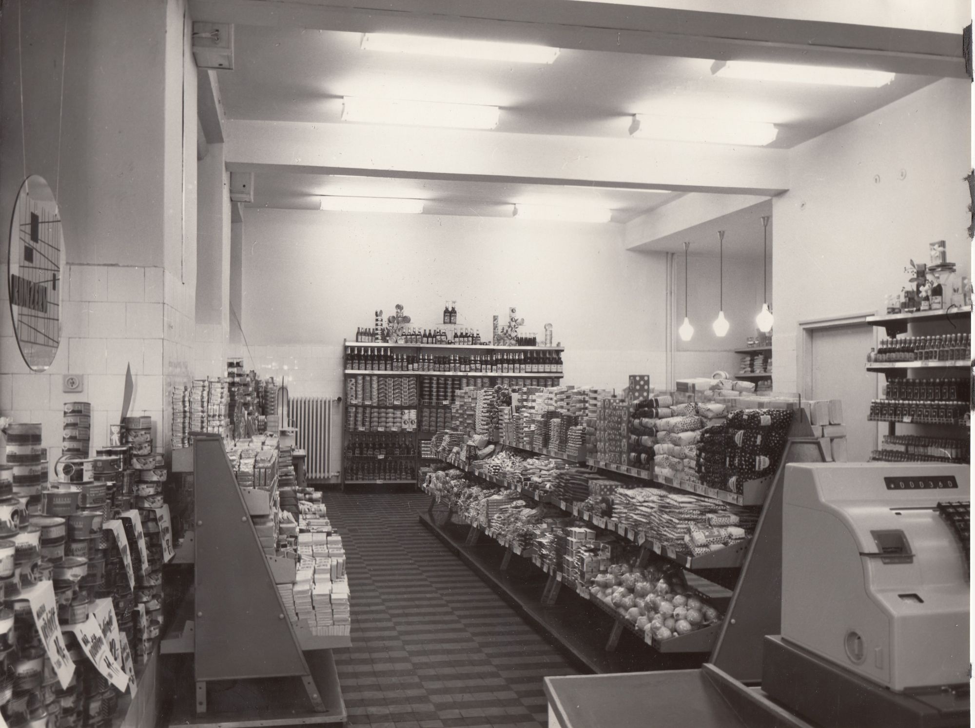Fekete-fehér fénykép, Váci utcai bolt belseje (Angyalföldi Helytörténeti Gyűjtemény CC BY-NC-SA)
