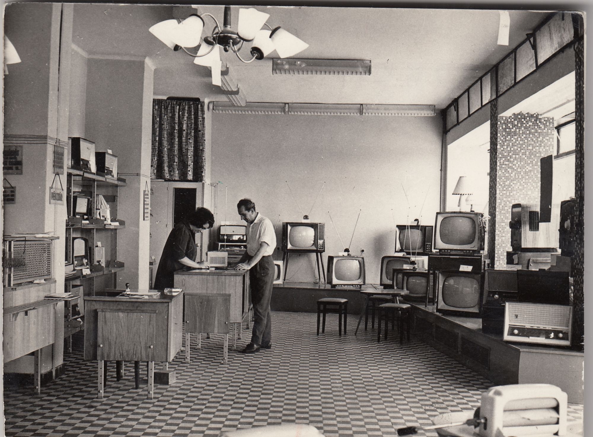 Fekete-fehér fénykép, Váci úti bolt (Angyalföldi Helytörténeti Gyűjtemény CC BY-NC-SA)