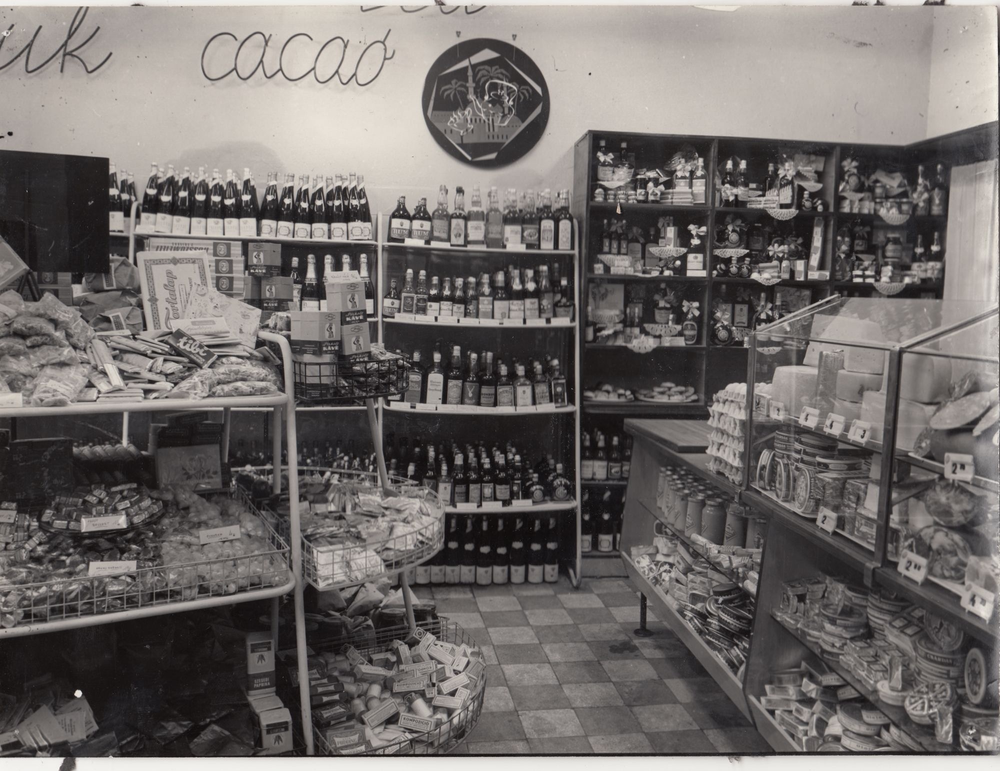 Fekete-fehér fénykép, Rajk László utcai bolt belseje (Angyalföldi Helytörténeti Gyűjtemény CC BY-NC-SA)