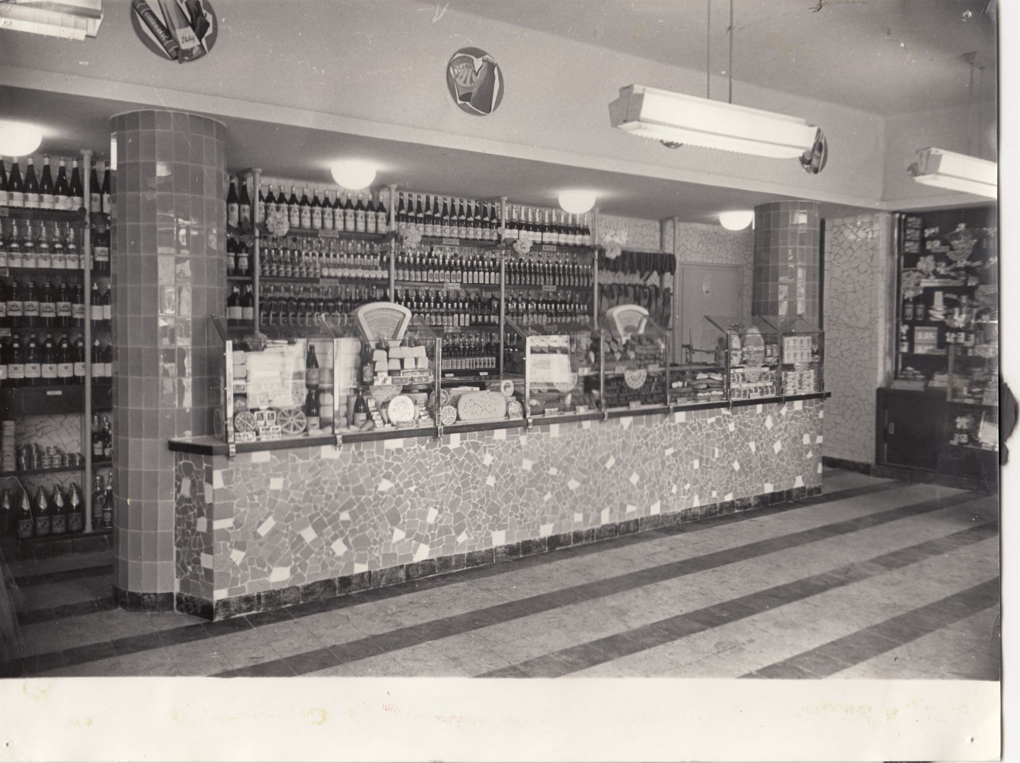 Fekete-fehér fénykép, thalmann utca bolt belseje (Angyalföldi Helytörténeti Gyűjtemény CC BY-NC-SA)