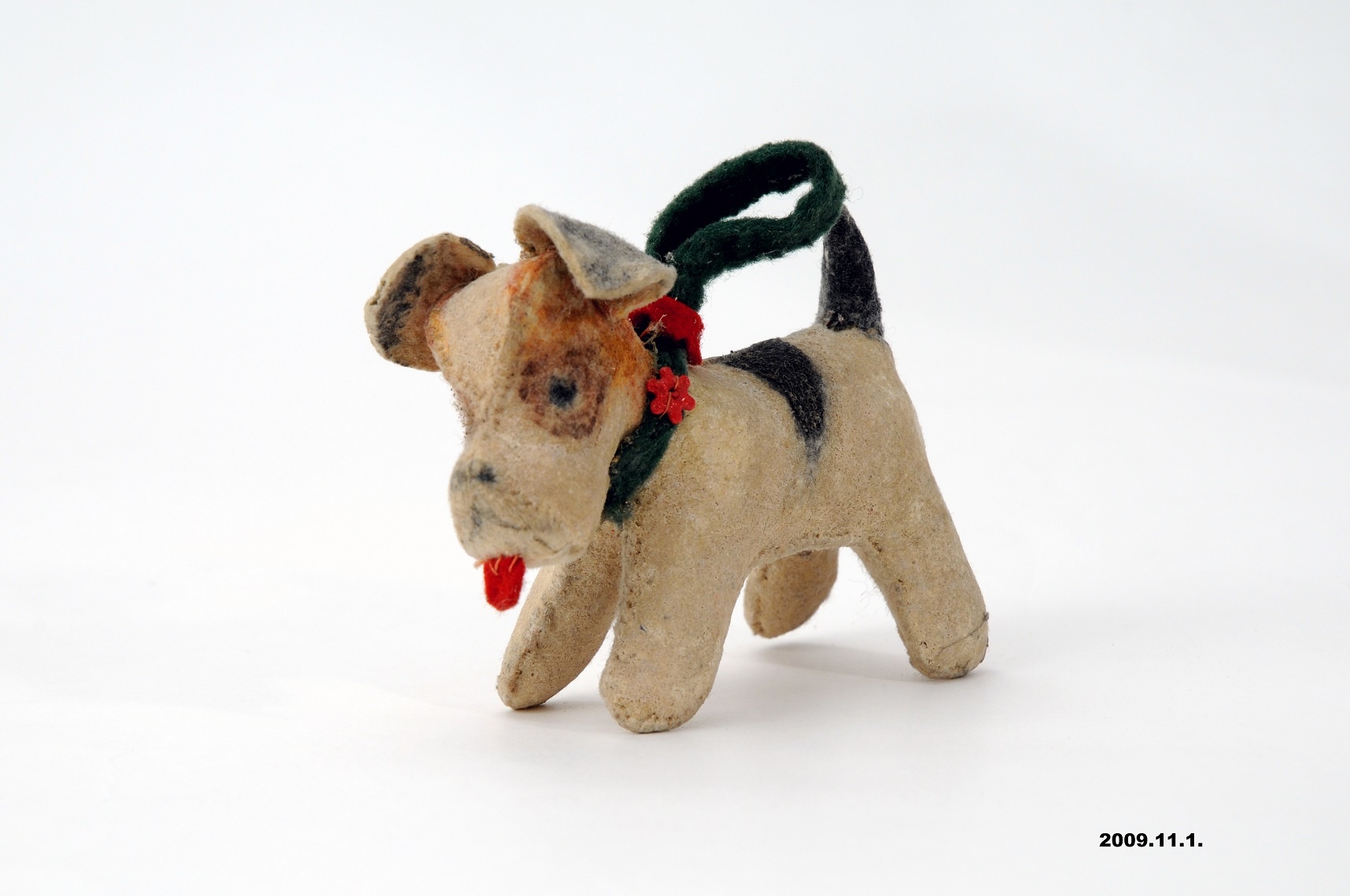 Nemezből készült kutya, pórázon (Óbudai Múzeum CC BY-NC-SA)