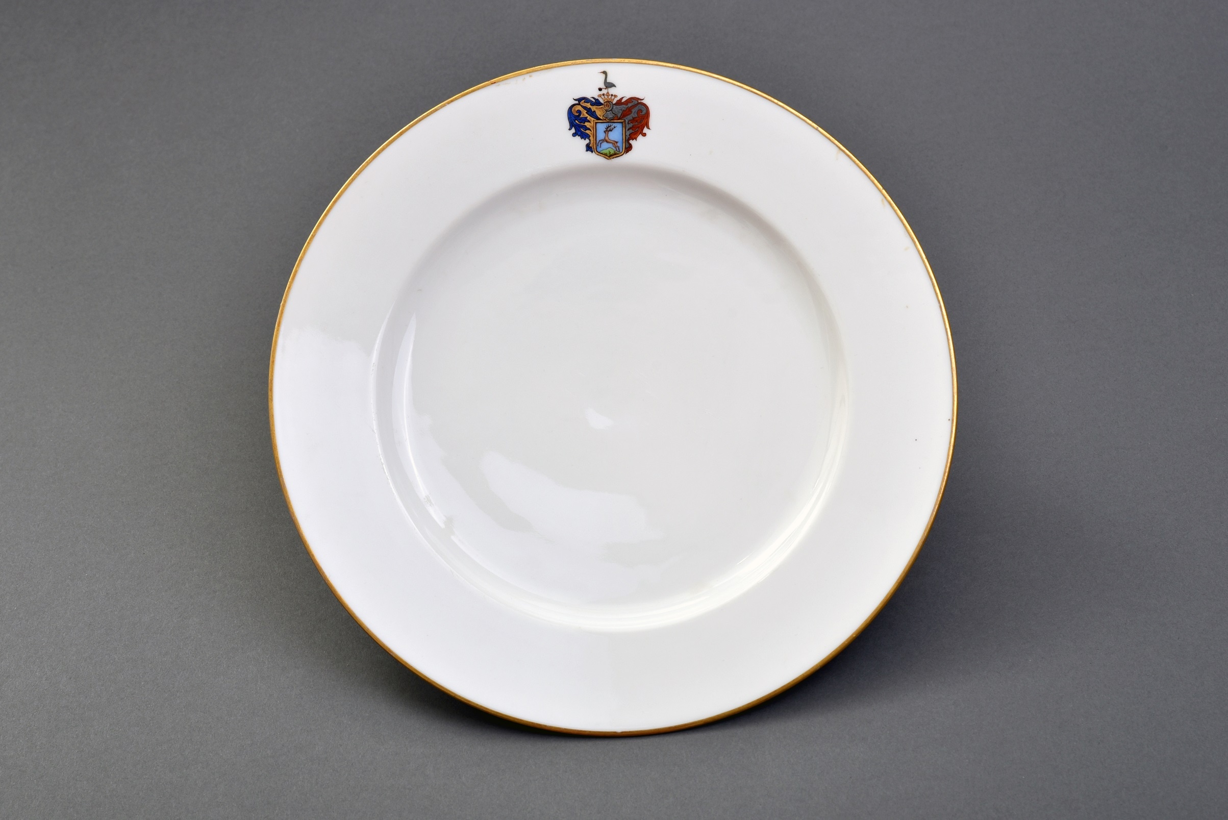 Porcelán tányér nemesi címerrel, Hüttl Tivadar porcelángyár (Óbudai Múzeum CC BY-NC-SA)