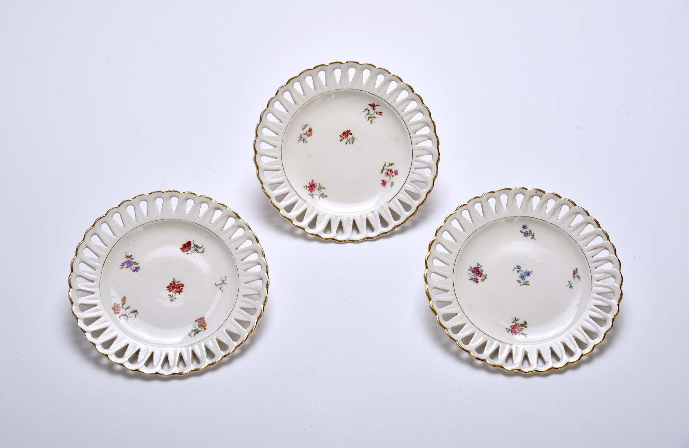 Porcelán tányérok, Hüttl porcelán (Óbudai Múzeum CC BY-NC-SA)