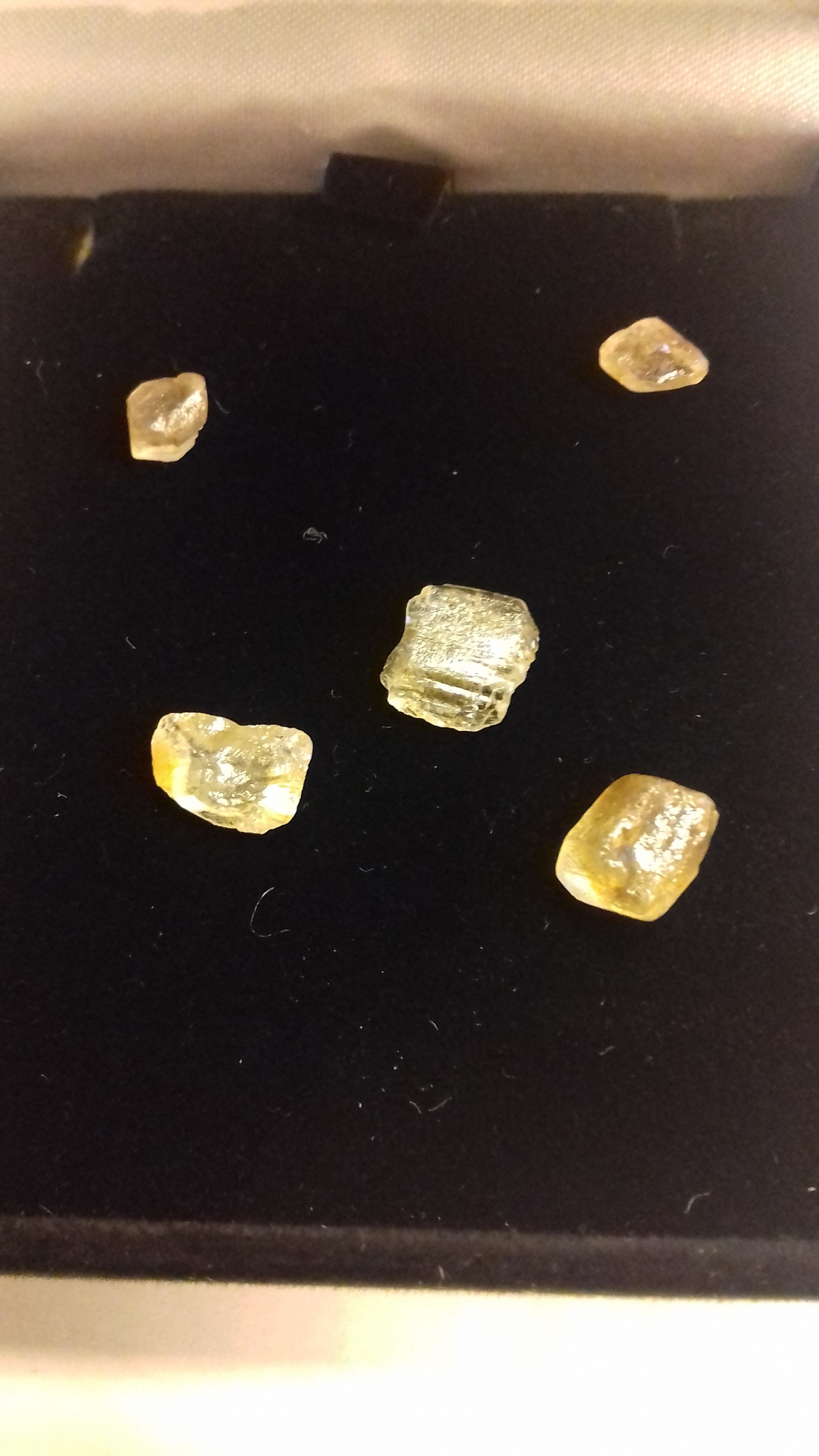 Algordanza gyémántok_ csiszolatlan (Nemzeti Örökség Intézete – Kegyeleti Múzeum CC BY-NC-SA)