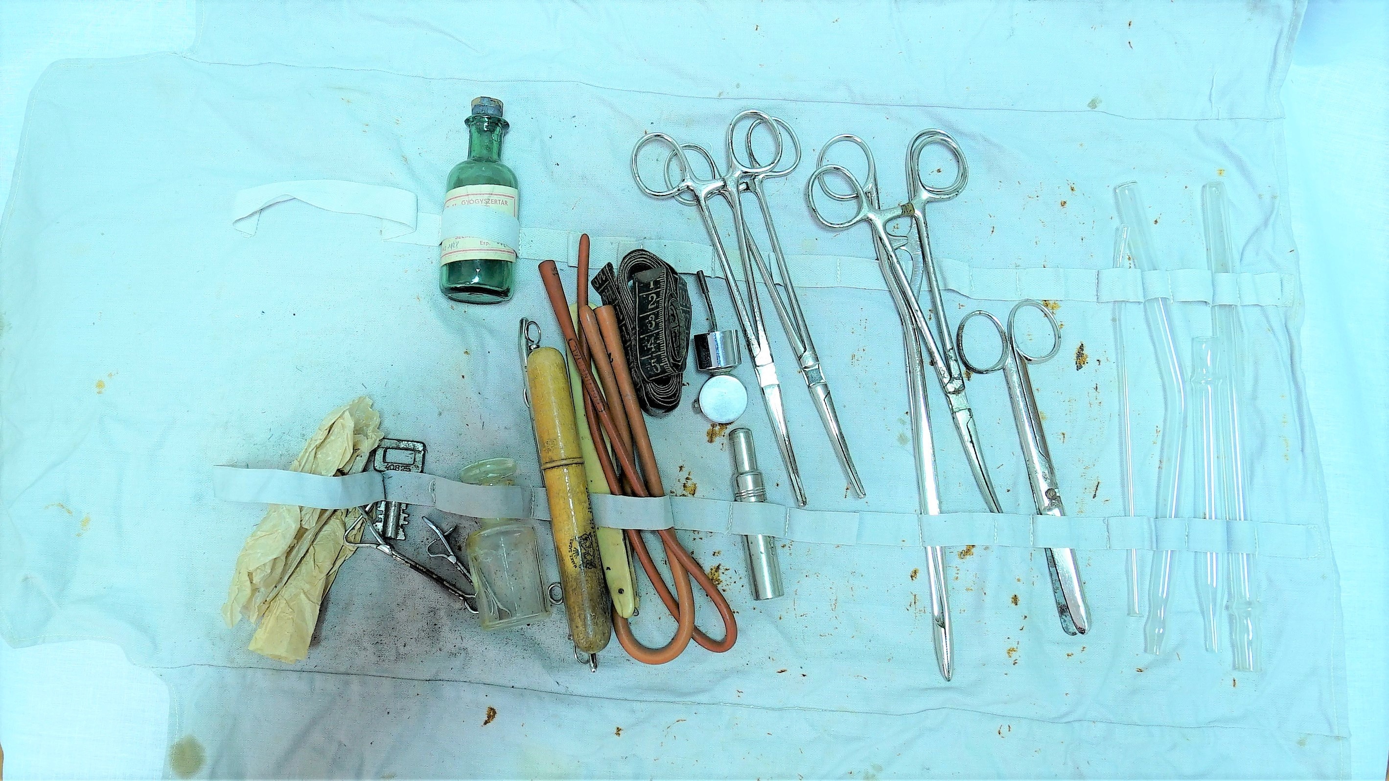 Orvosi műszerkészlet (Sziklakórház Atombunker Múzeum CC BY-NC-SA)