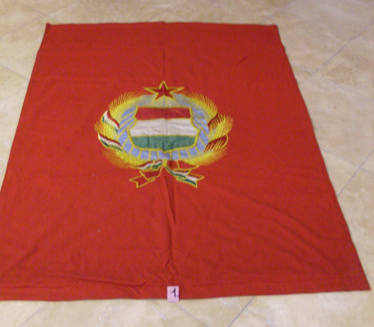 Vörös falikárpit - Kádár-címerrel (Nemzeti Örökség Intézete – Kegyeleti Múzeum CC BY-NC-SA)