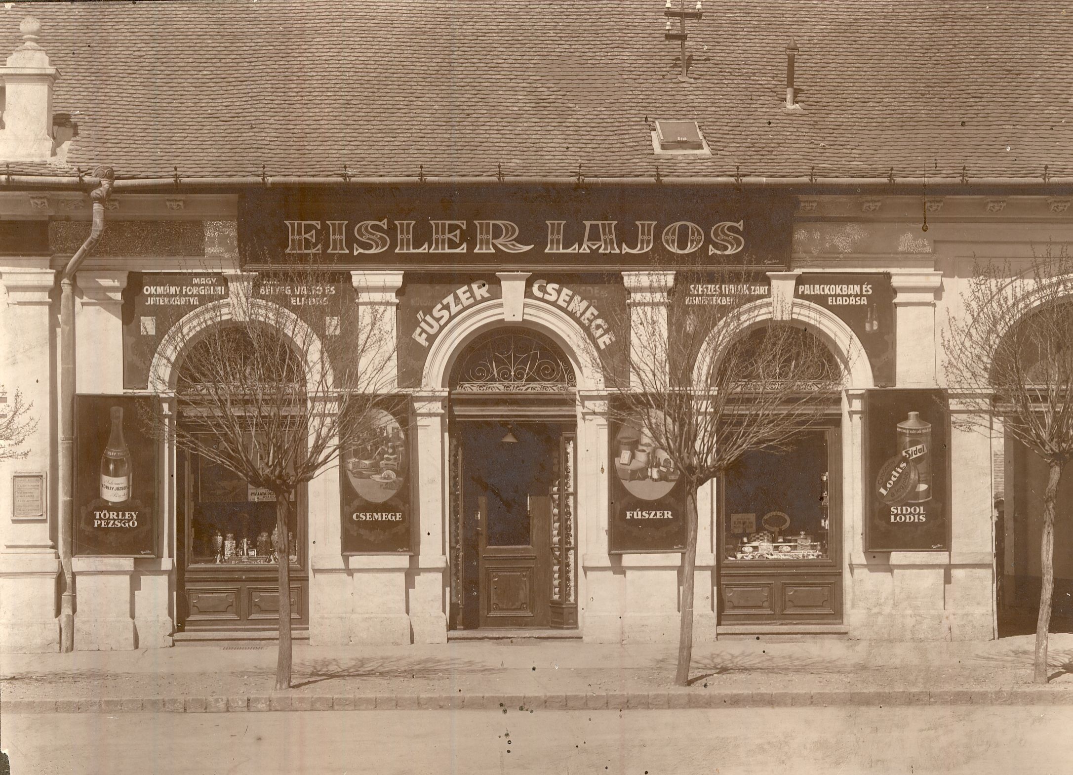 Eisler Lajos csemege boltja Szentes 1928. (Magyar Kereskedelmi és Vendéglátóipari Múzeum CC BY-NC-SA)