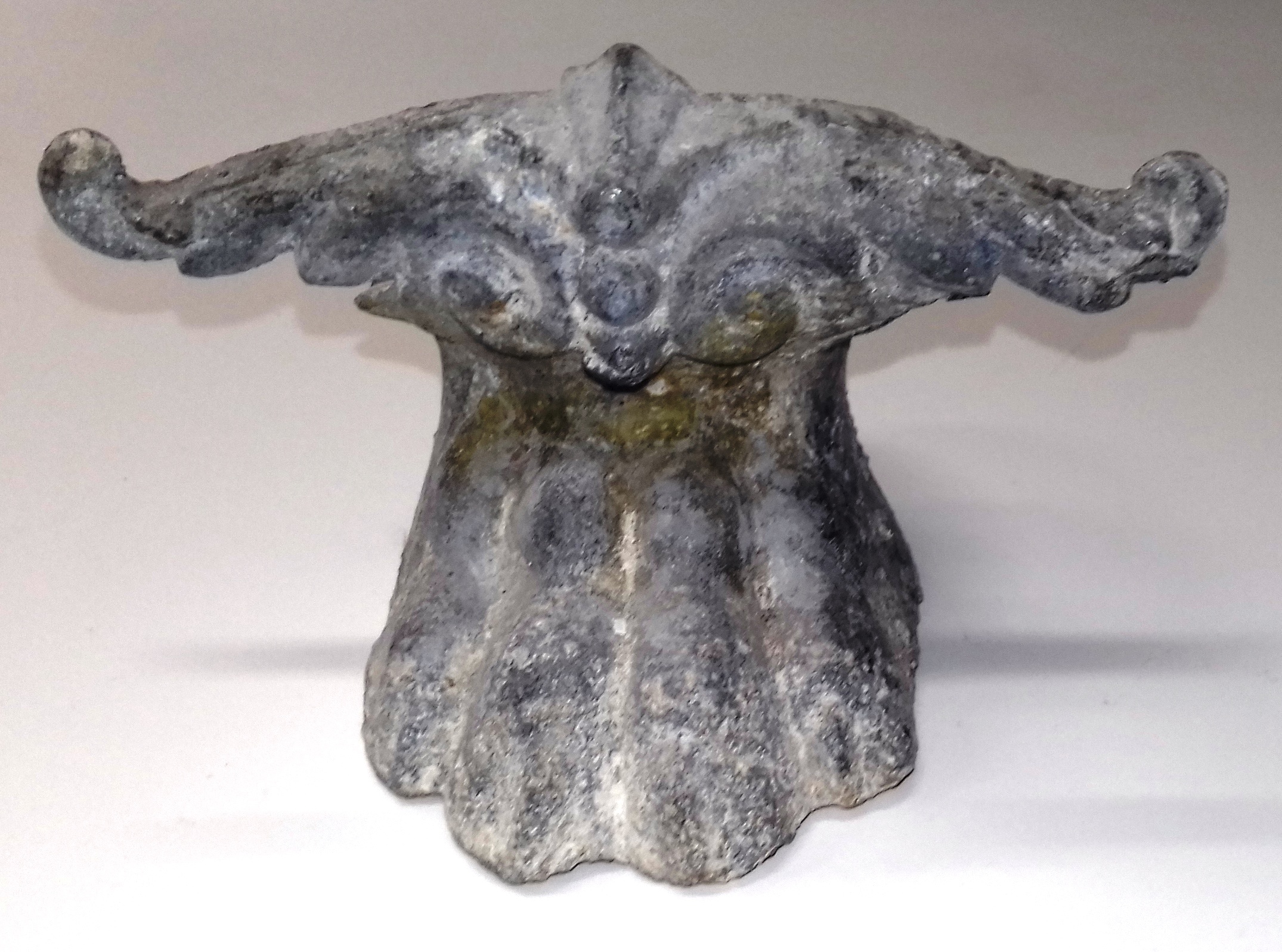 Szarkofágláb - egyenes szárnylemezes (Nemzeti Örökség Intézete – Kegyeleti Múzeum CC BY-NC-SA)