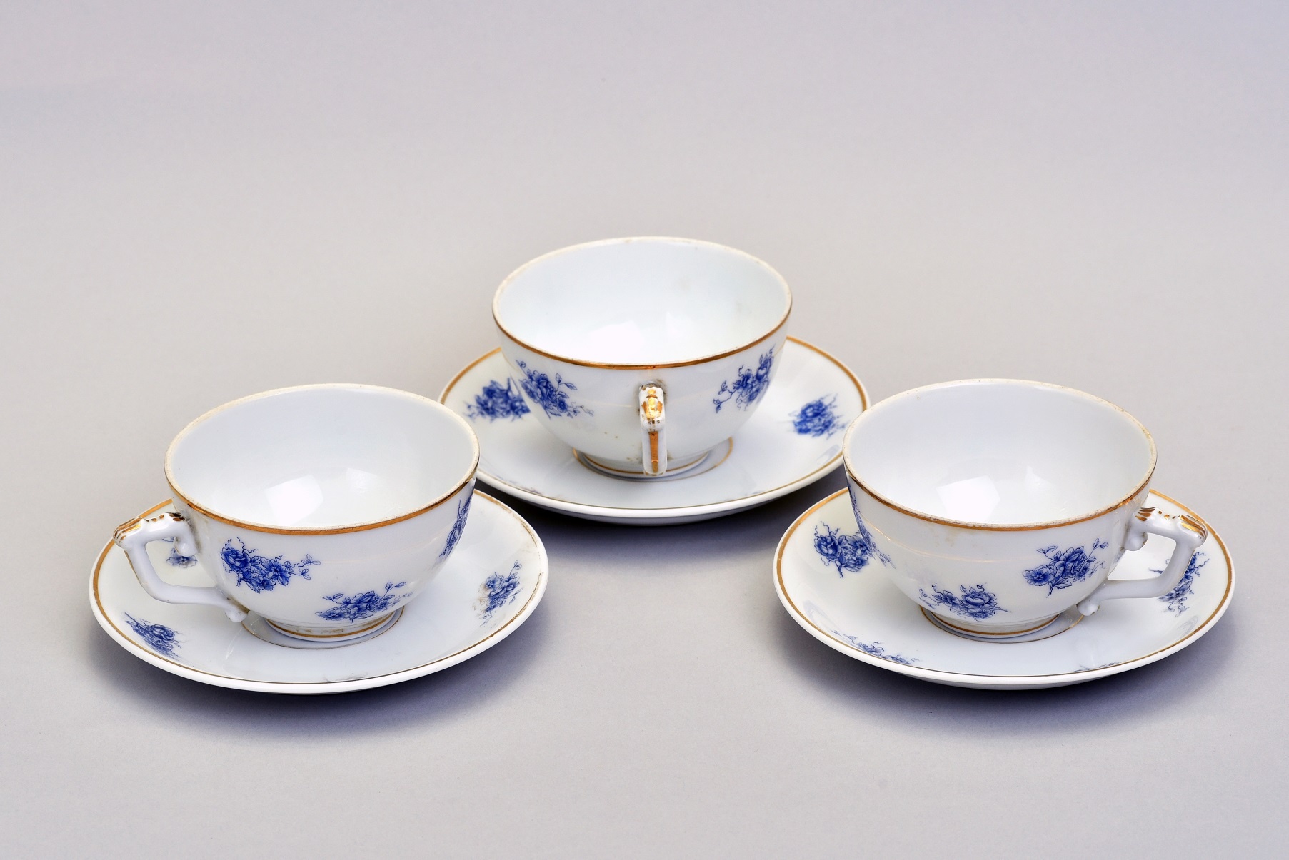 Porcelán kávéscsésze csészealjjal, 3 db, Hüttl Porcelángyár (Óbudai Múzeum CC BY-NC-SA)