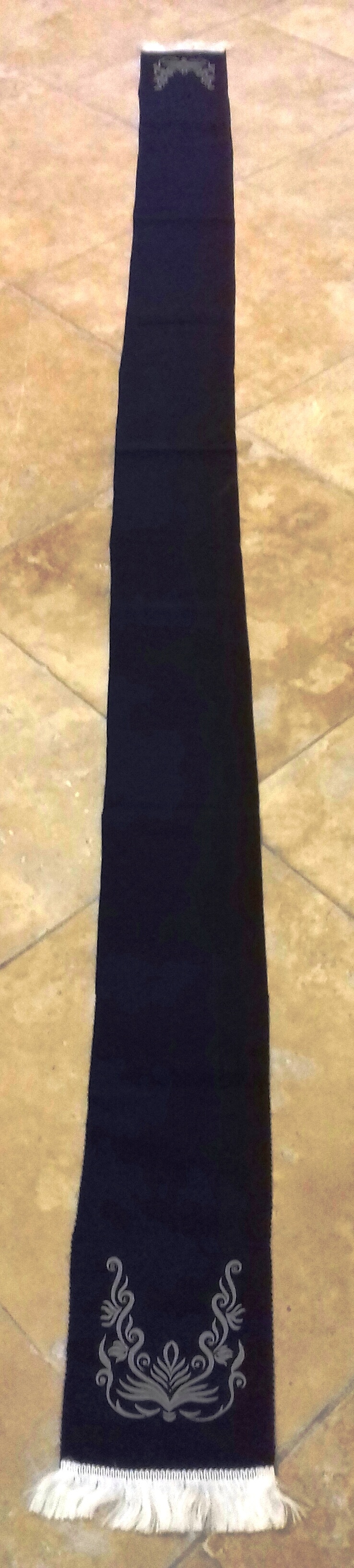 Gyászhuszár vállszalag - fekete, világos szürke vasalt mintával (Nemzeti Örökség Intézete – Kegyeleti Múzeum CC BY-NC-SA)
