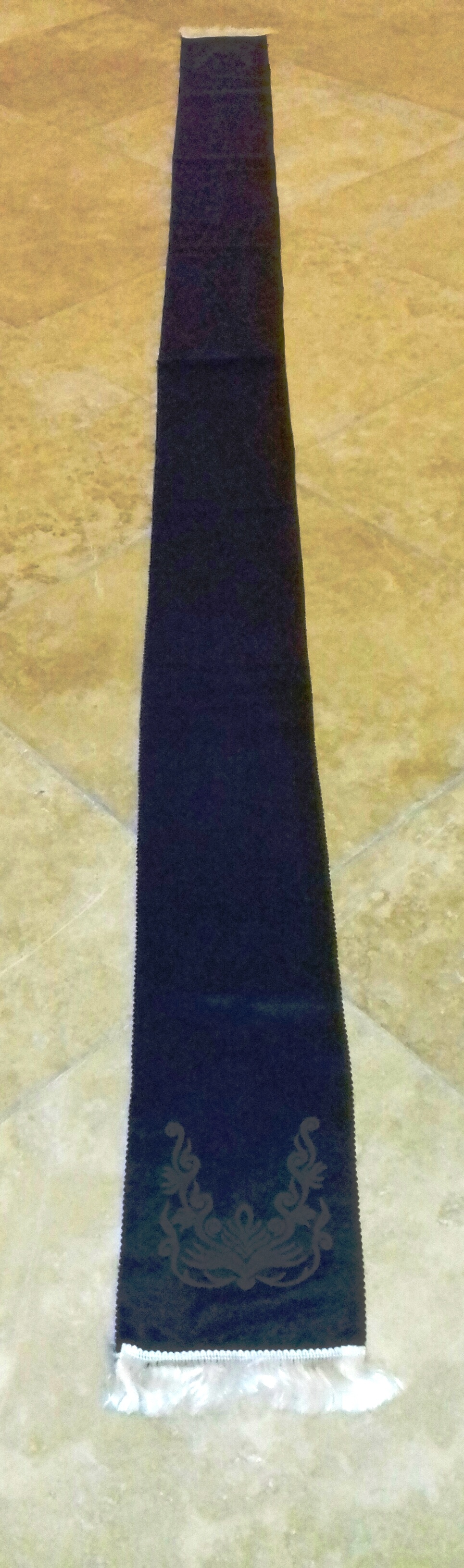 Gyászhuszár vállszalag - fekete, sötétszürke fehér vasalt mintával (Nemzeti Örökség Intézete – Kegyeleti Múzeum CC BY-NC-SA)