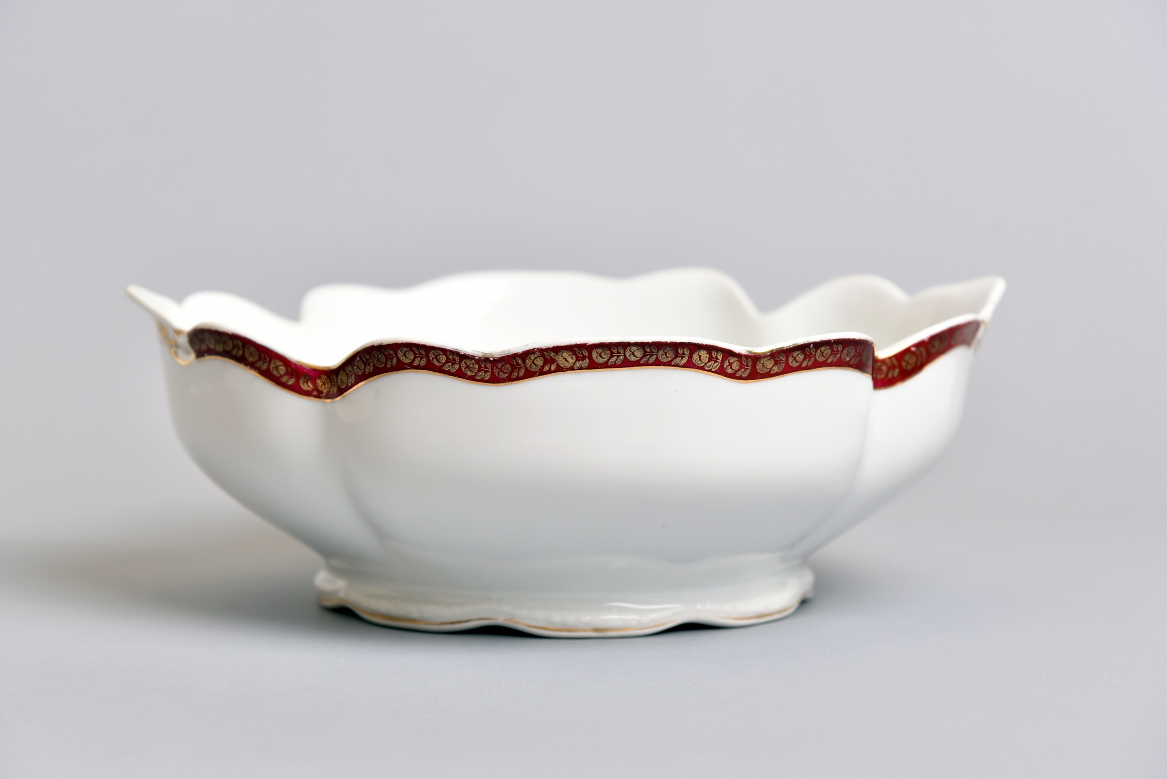 Porcelán levesestál, Hüttl Tivadar porcelángyára (Óbudai Múzeum CC BY-NC-SA)