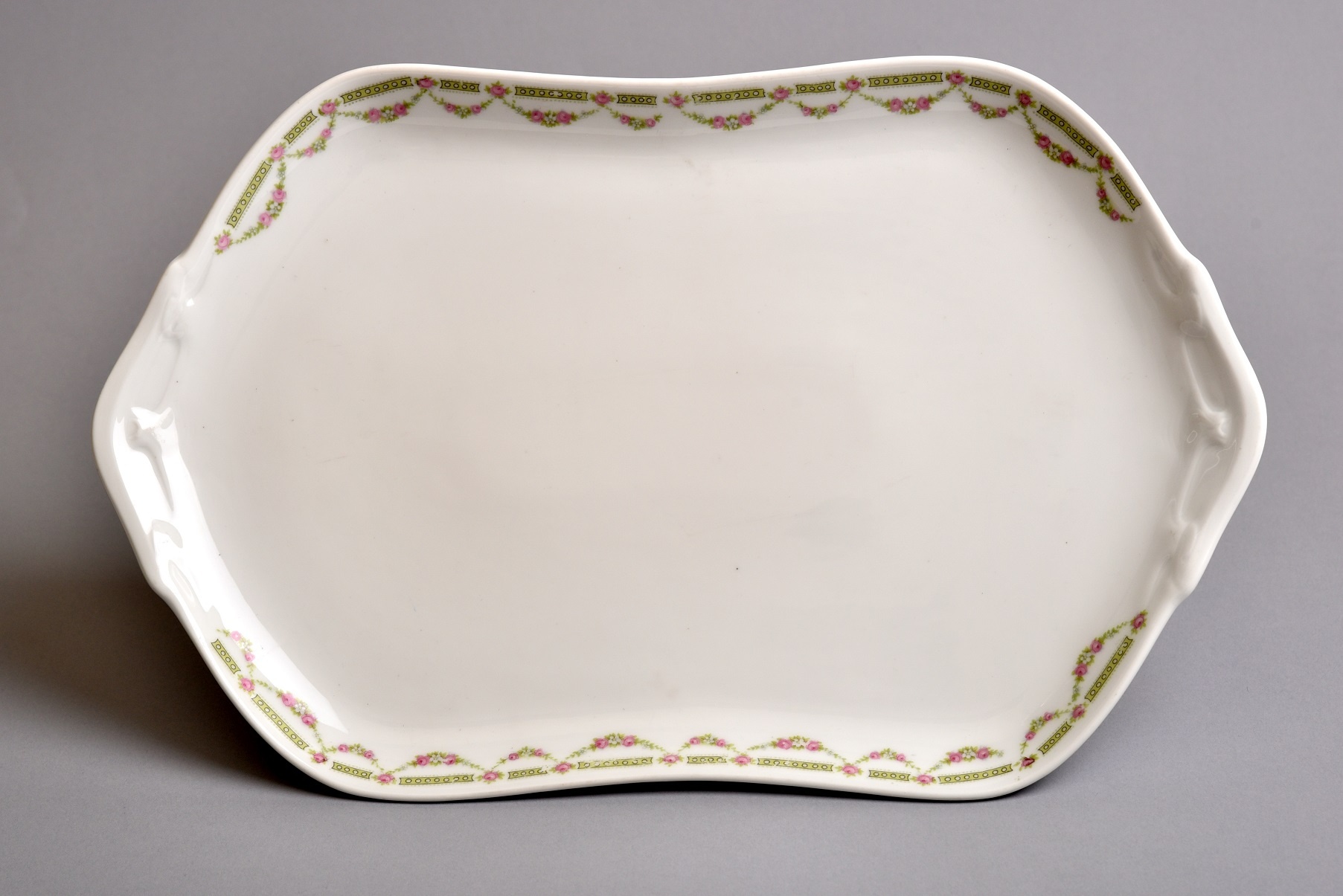 Porcelán sültes tál, Hüttl Tivadar porcelángyára (Óbudai Múzeum CC BY-NC-SA)