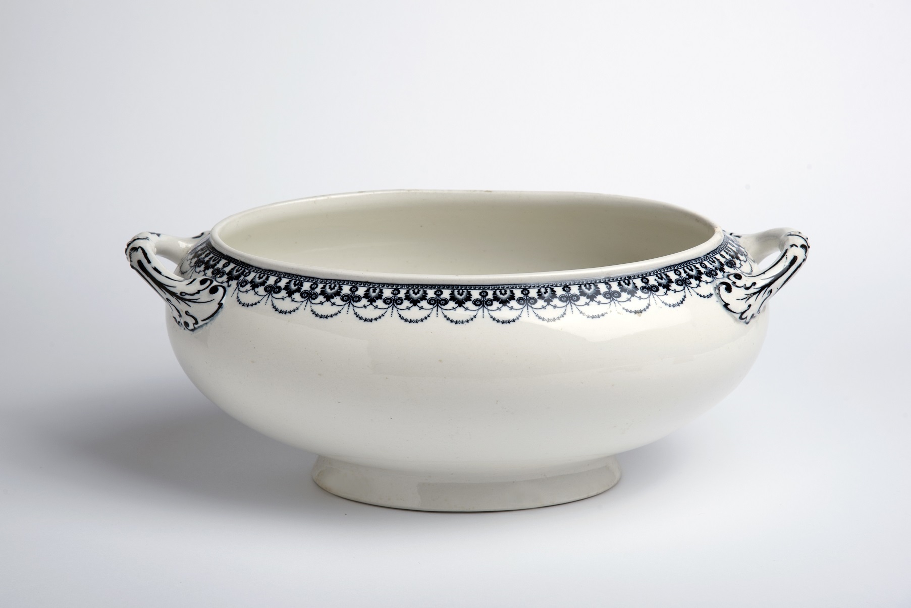 Porcelán levesestál, kék mintával, Hüttl porcelán (Óbudai Múzeum CC BY-NC-SA)