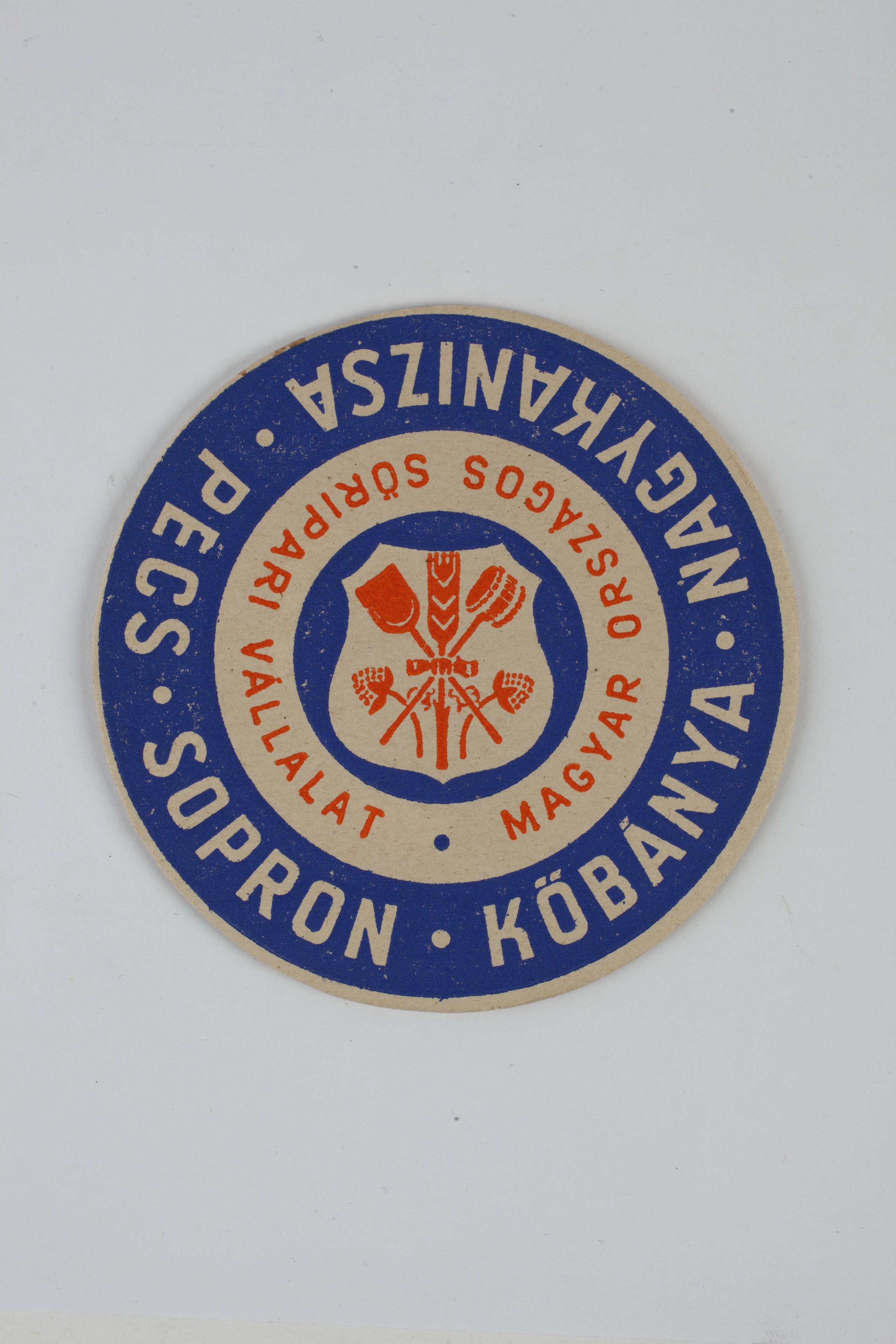 Magyar Országos Söripari Vállalat söralátéte (Magyar Kereskedelmi és Vendéglátóipari Múzeum CC BY-NC-SA)
