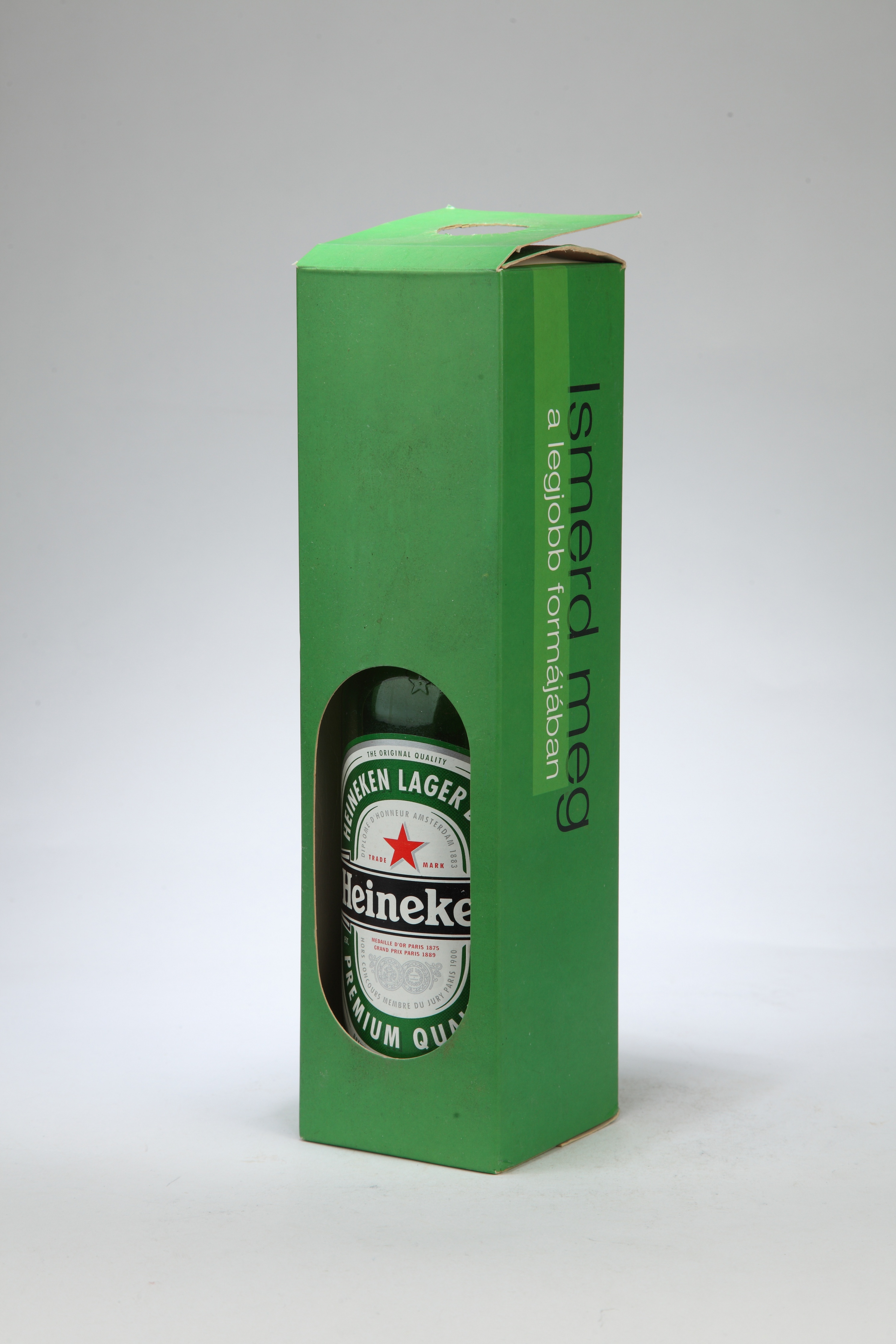Heineken sör papírdobozban (Magyar Kereskedelmi és Vendéglátóipari Múzeum CC BY-NC-SA)