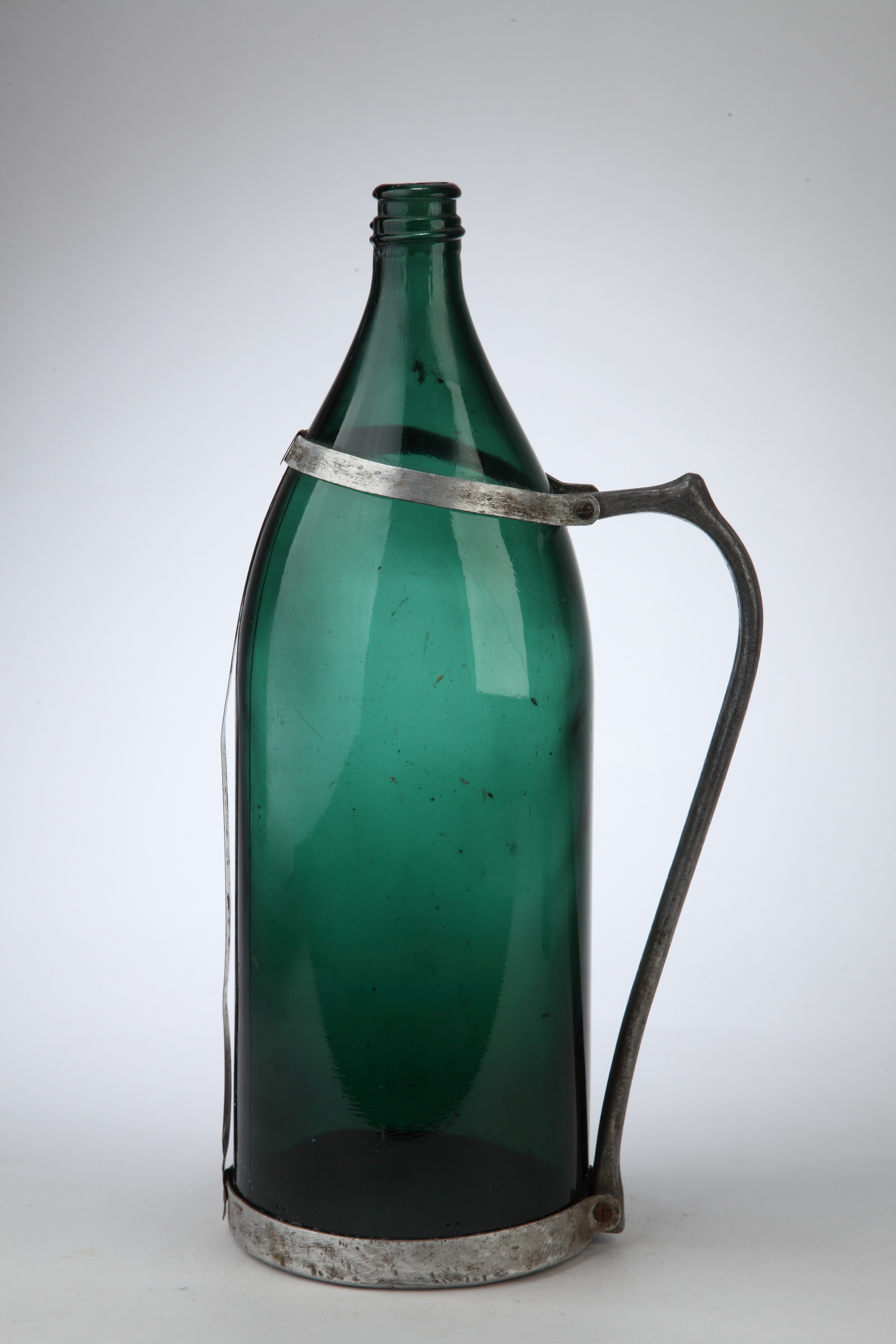Üveg fémfogantyúval (Magyar Kereskedelmi és Vendéglátóipari Múzeum CC BY-NC-SA)