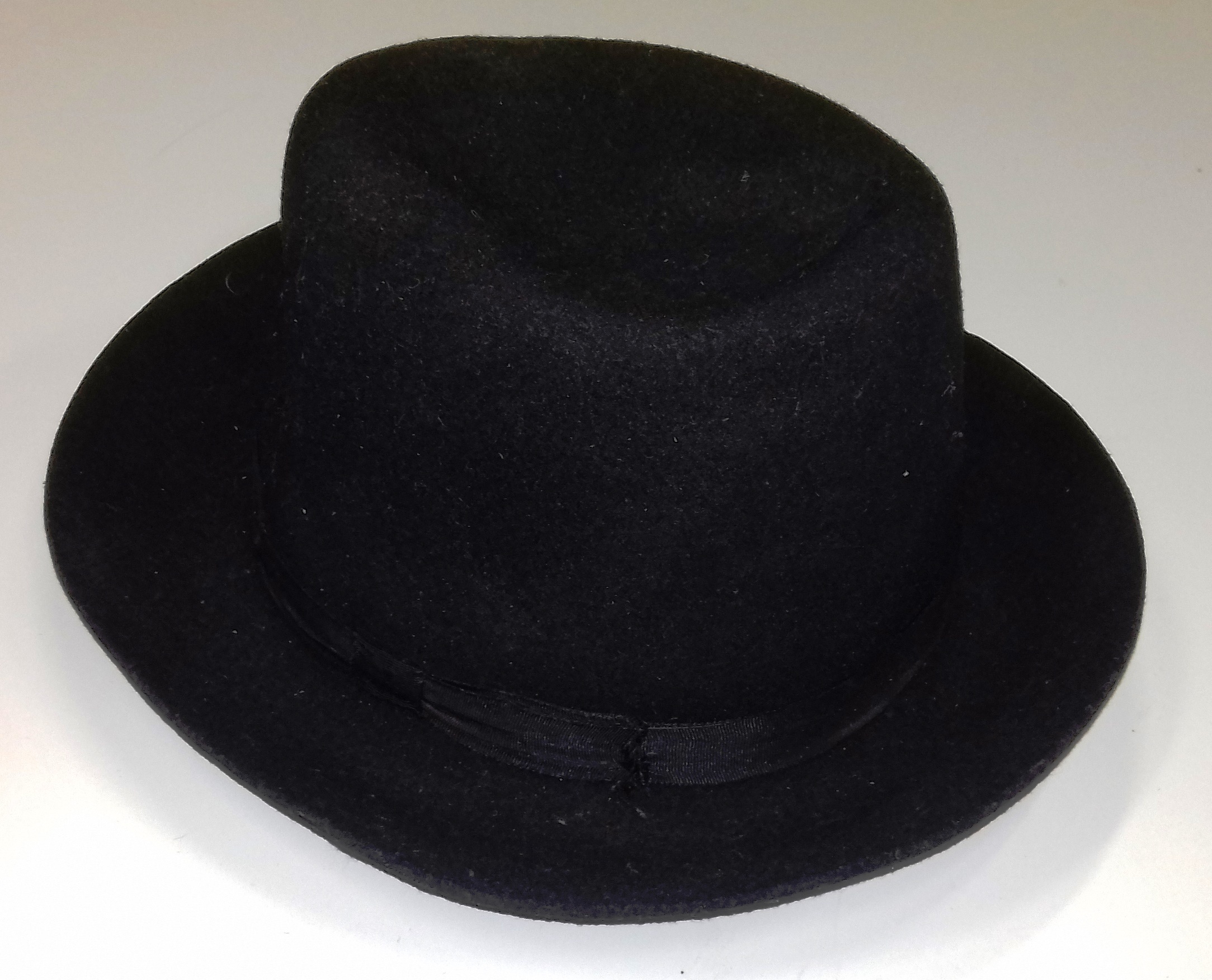 Férfi magas kalap szalaggal (Nemzeti Örökség Intézete – Kegyeleti Múzeum CC BY-NC-SA)