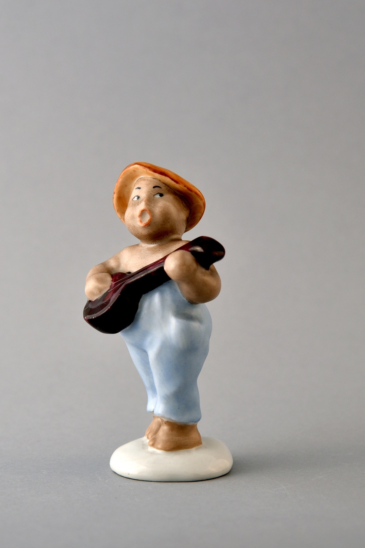 Porcelán néger kisfiú bendzsóval, Aquincum Porcelángyár (Óbudai Múzeum CC BY-NC-SA)