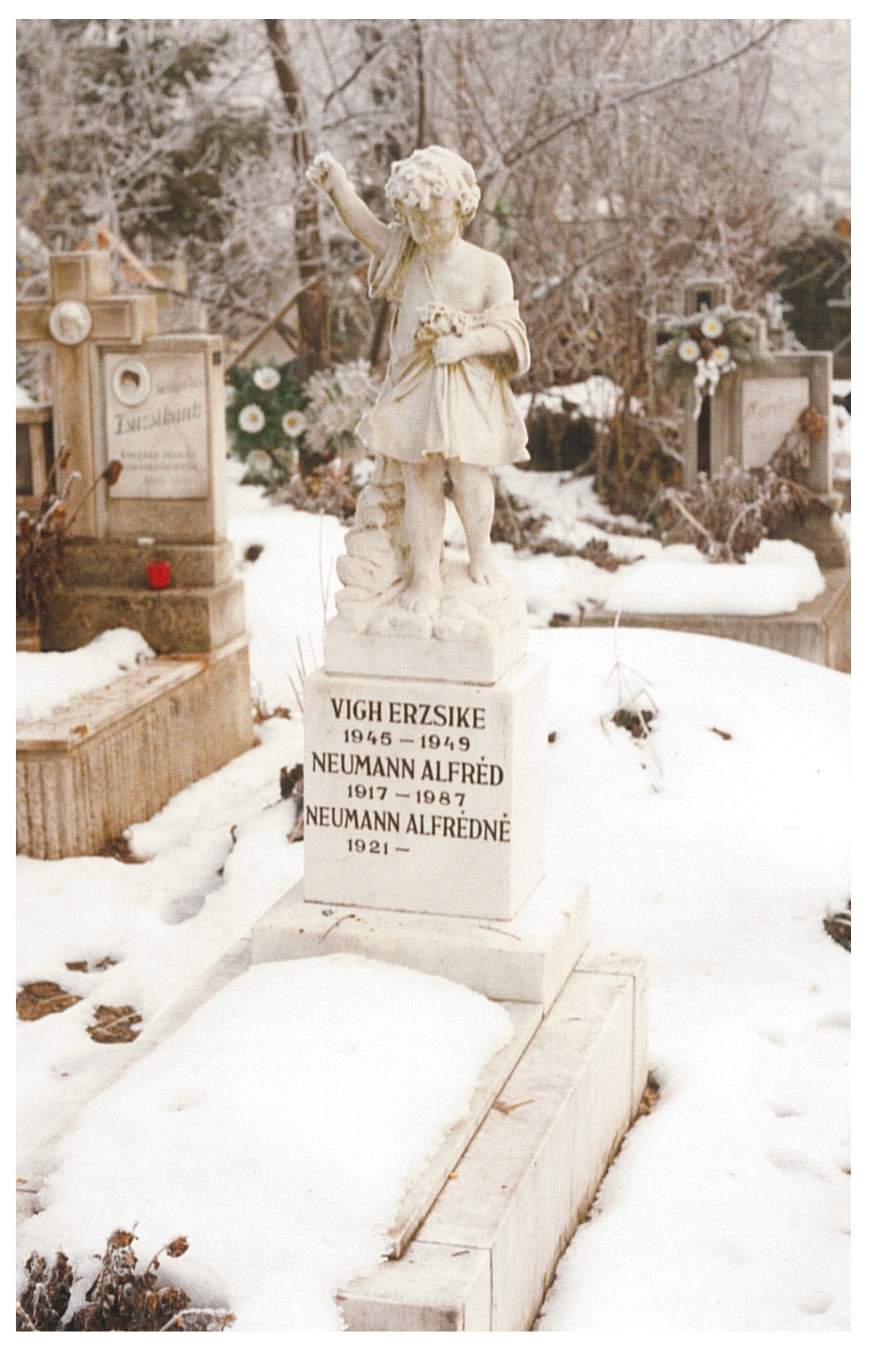 Temetői képek:  Vigh Erzsike sírköve (Nemzeti Örökség Intézete – Kegyeleti Múzeum CC BY-NC-SA)