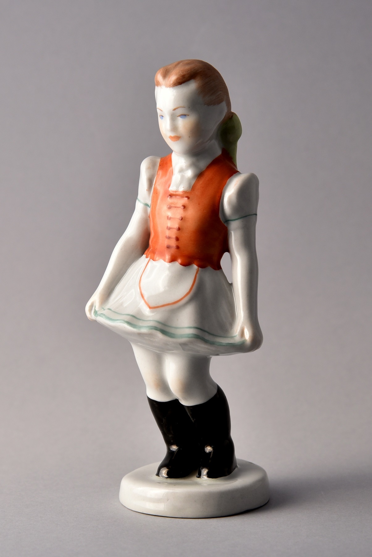 Porcelán kislány népviseletben, Aquincum Porcelángyár (Óbudai Múzeum CC BY-NC-SA)