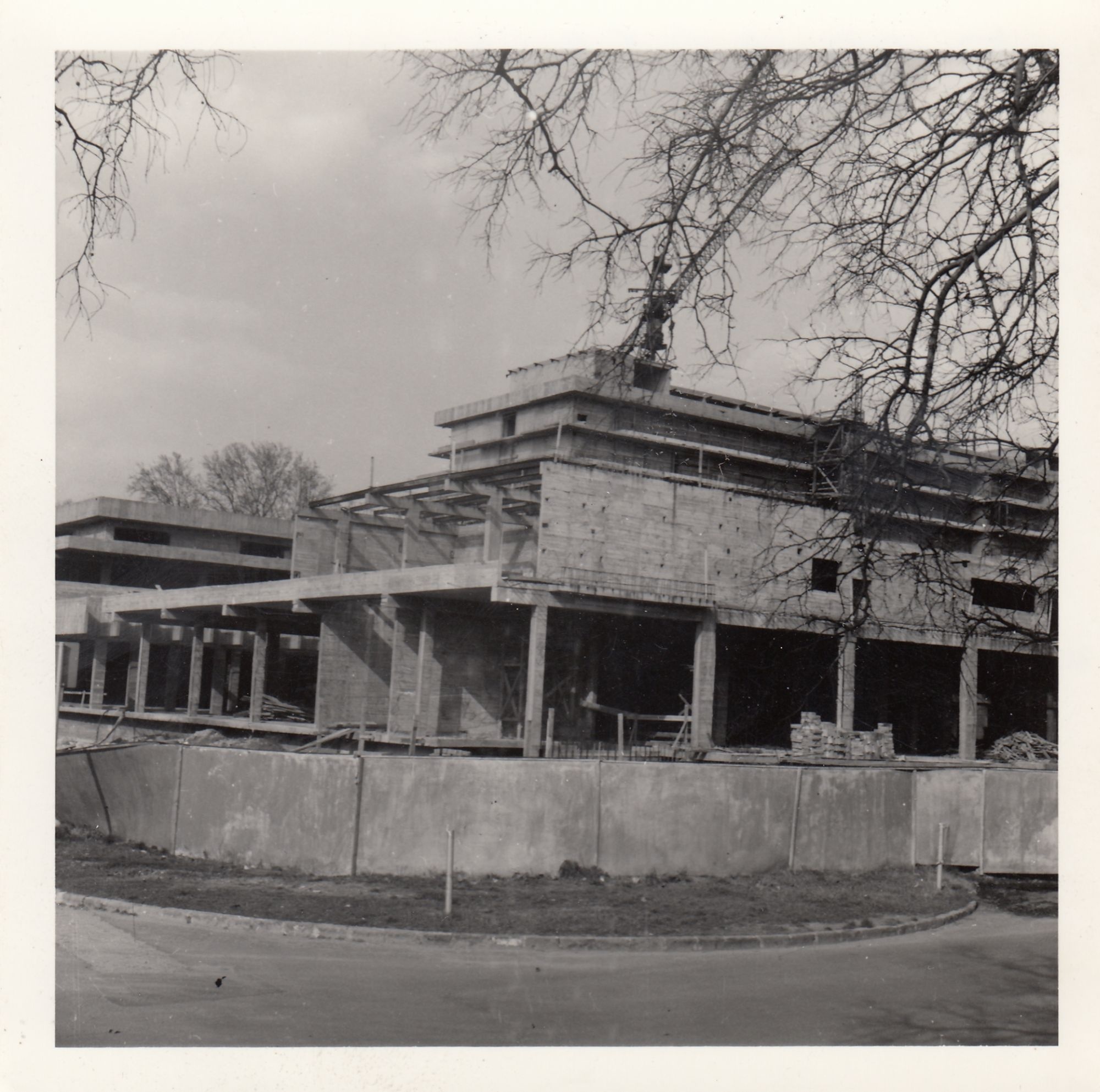 Fekete-fehér fénykép, Szabolcs utcai ház építése (Angyalföldi Helytörténeti Gyűjtemény CC BY-NC-SA)