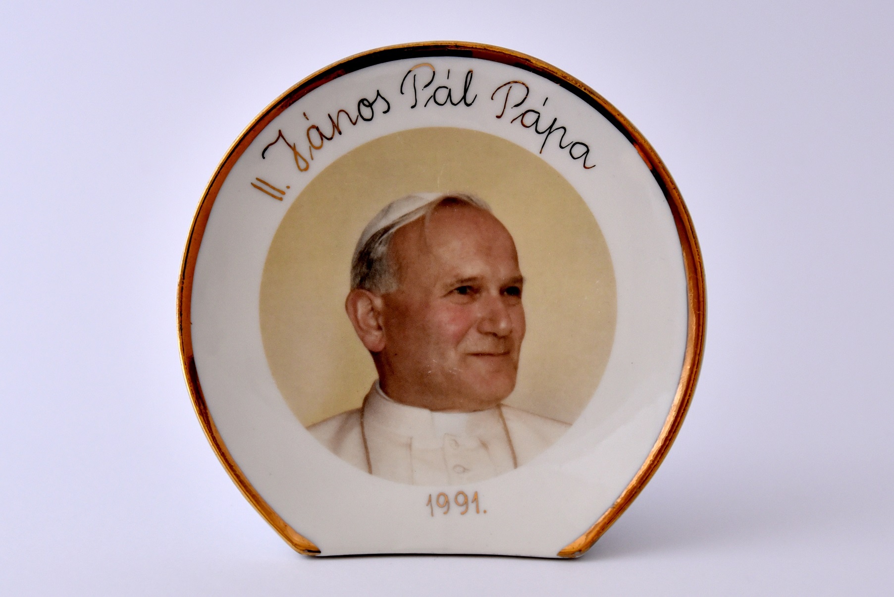 Porcelán emléktárgy II. János Pál Pápa képével, Aquincum Porcelángyár (Óbudai Múzeum CC BY-NC-SA)