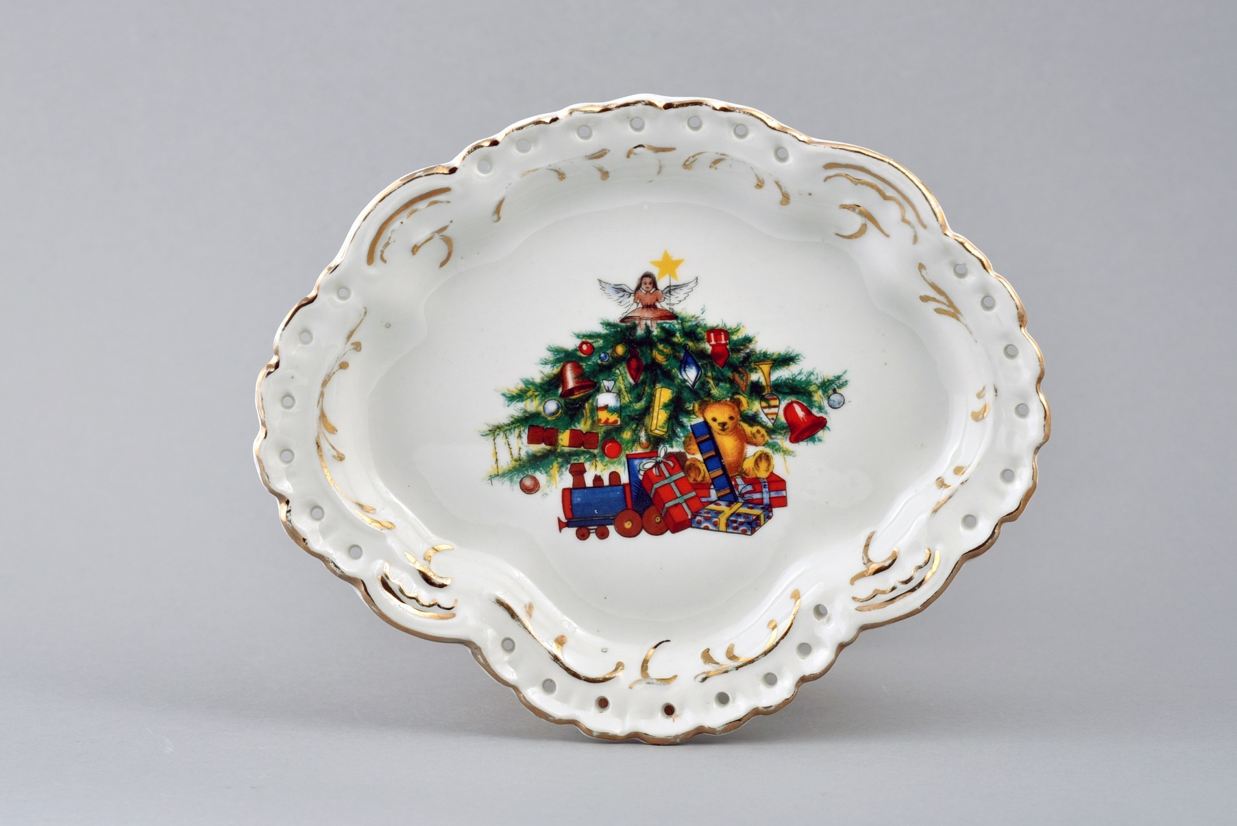 Porcelán gyűrűtálka áttört peremmel, karácsonyi mintás, Aquincum Porcelángyár (Óbudai Múzeum CC BY-NC-SA)