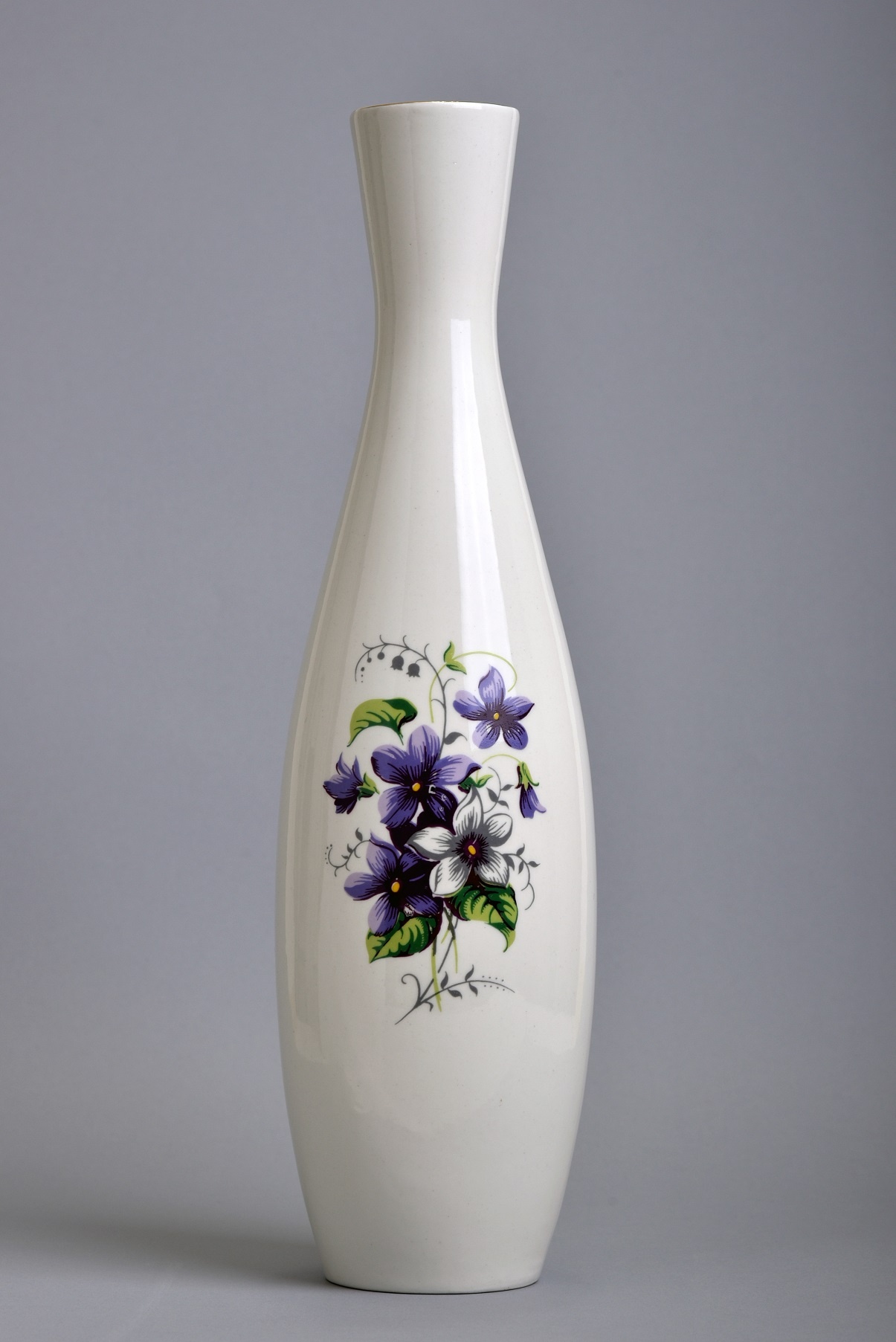 Porcelán váza, ibolyás, Aquincum Porcelángyár (Óbudai Múzeum CC BY-NC-SA)