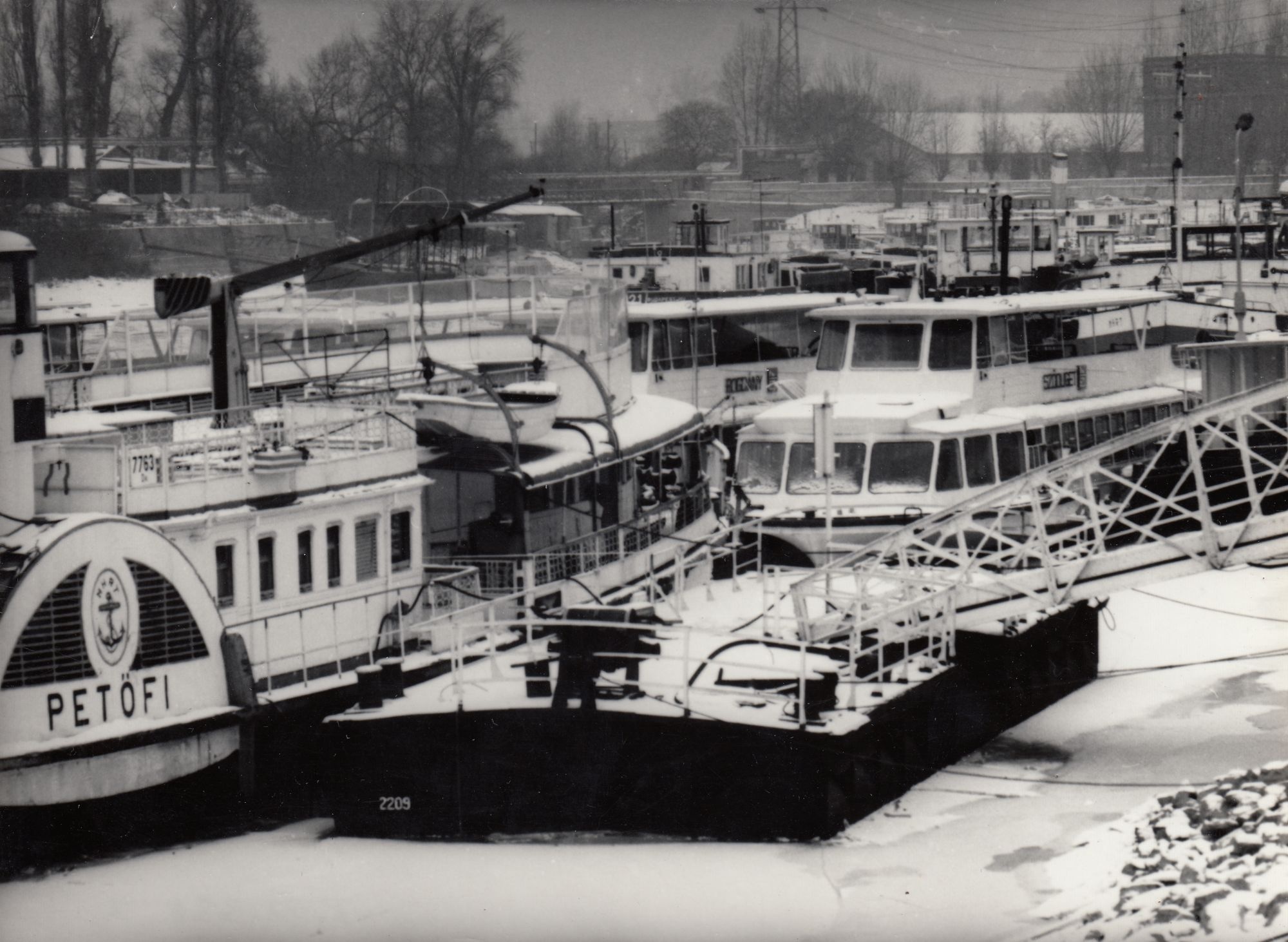 Fekete-fehér fénykép, Hajók pihenő helye az Újpesti Öbölben (Angyalföldi Helytörténeti Gyűjtemény CC BY-NC-SA)