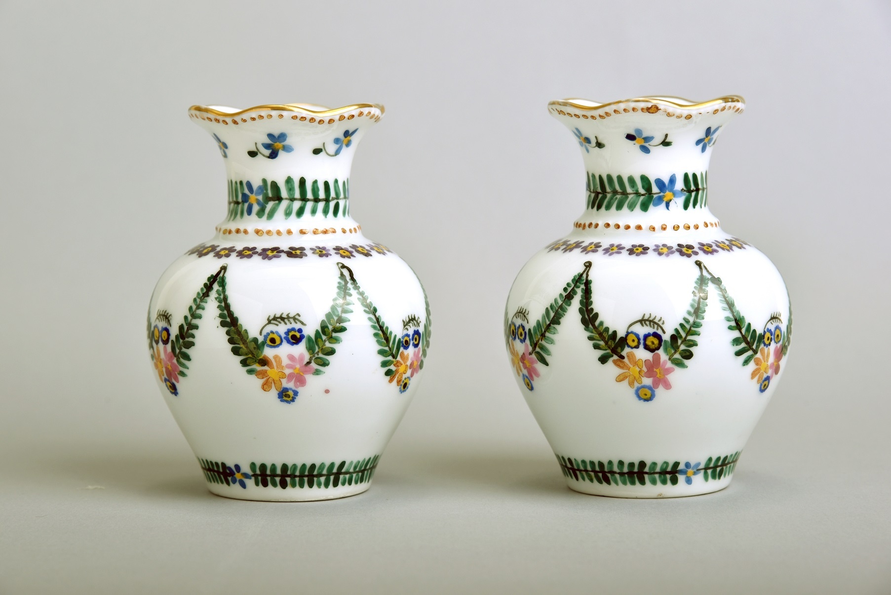 Porcelán váza, virágfüzérrel, 2 db, Hüttl Tivadar Porcelángyár (Óbudai Múzeum CC BY-NC-SA)