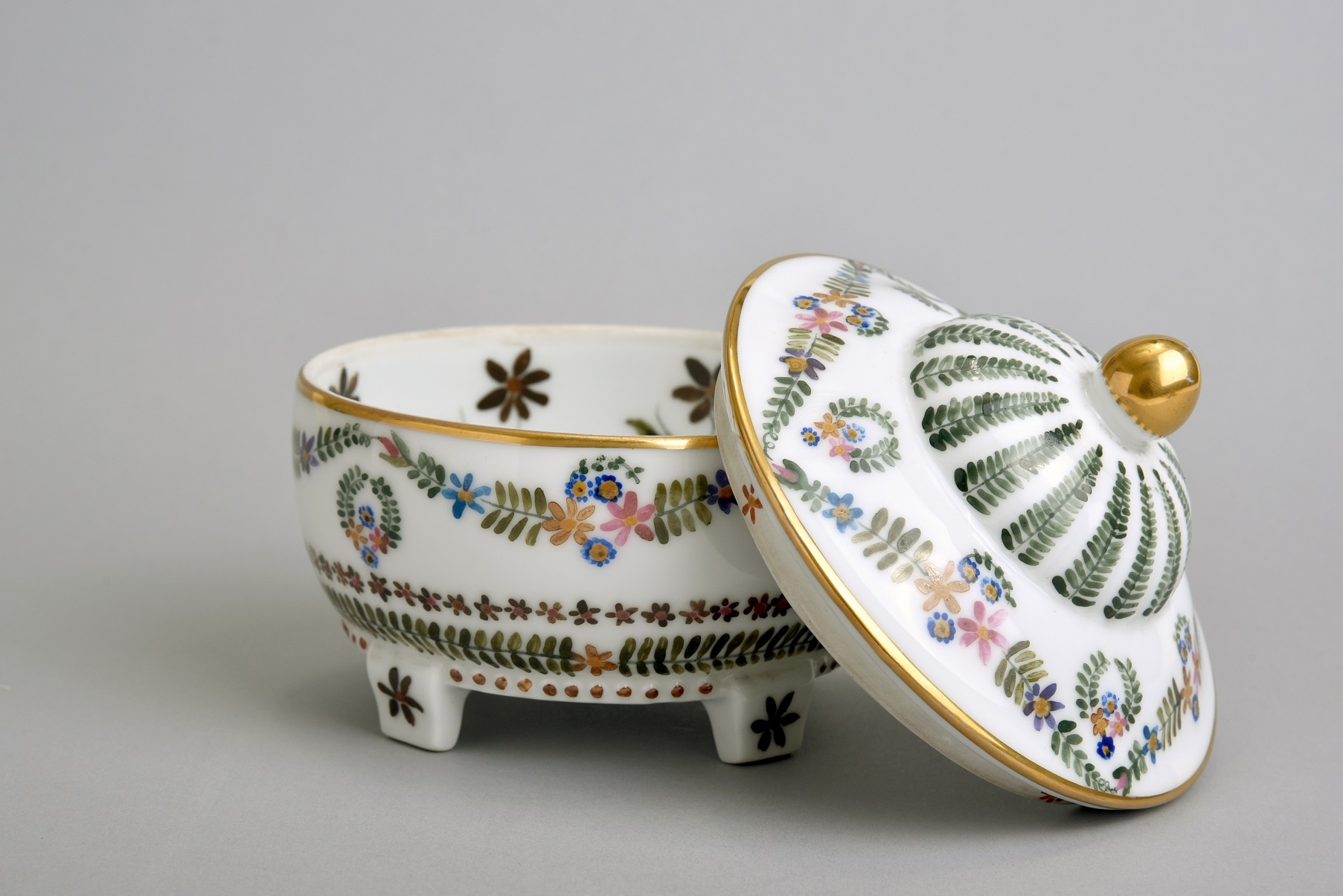 Porcelán bonbonier, virágfüzérrel, Hüttl Tivadar Porcelángyár (Óbudai Múzeum CC BY-NC-SA)