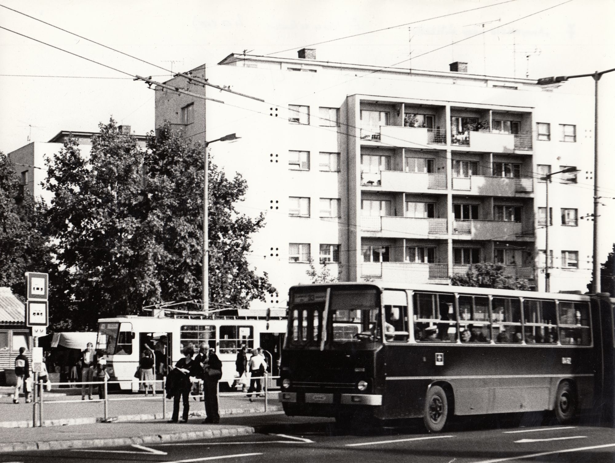 Fekete-fehér fénykép, Lehel utca 2/a élmunkás házak (Angyalföldi Helytörténeti Gyűjtemény CC BY-NC-SA)