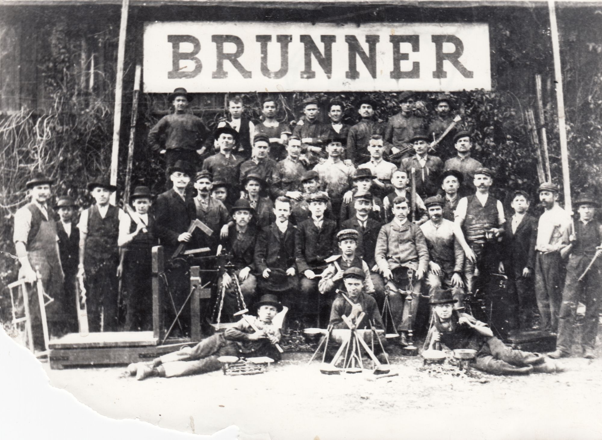 Brunner gyár dolgozói (Angyalföldi Helytörténeti Gyűjtemény CC BY-NC-SA)