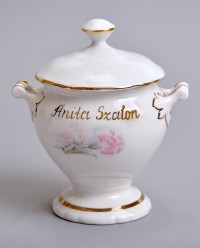 Porcelán bonbonier fedéllel, Anita Szalon számára, Aquincum Porcelángyár